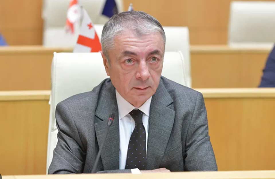 თენგიზ შარმანაშვილი - მე 27 სექტემბერს სოხუმიდან გამოვედი და თქვენ ოკუპანტებთან სასწავლებლად წახვედით, ახლა მელაპარაკებით რუსეთზე და რუსებზე და შუბლის ძარღვიც კი არ გიტოკდება, როცა ამაზე ლაპარაკობ