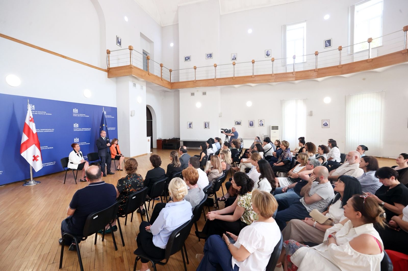 გივი მიქანაძემ მასწავლებელთა პროფესიული განვითარების ეროვნული ცენტრის თანამშრომლებს ახალი ხელმძღვანელი წარუდგინა
