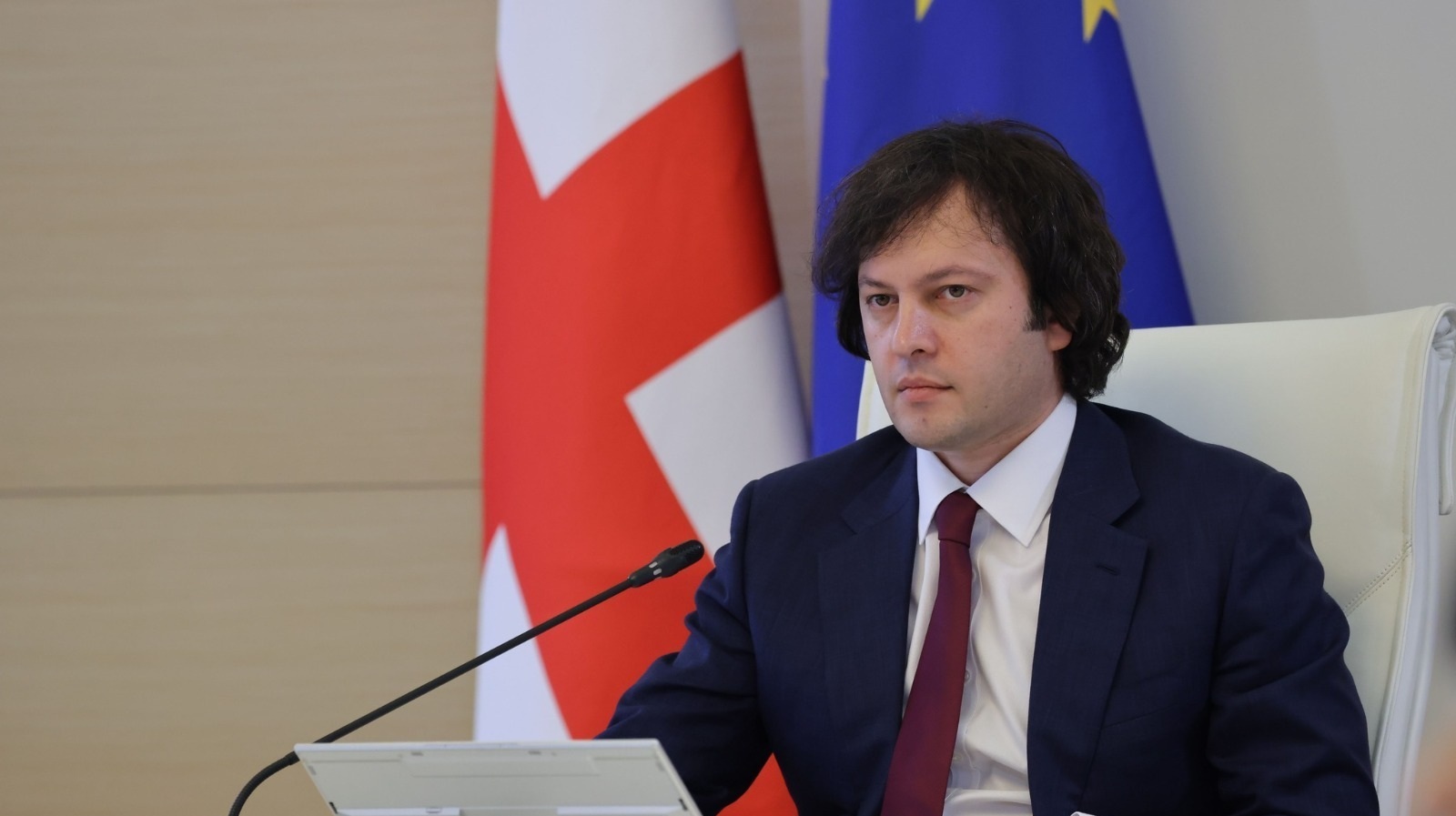 ირაკლი კობახიძე - ხმები დადის, რომ ამ ადამიანს განსაკუთრებულად უყვარს ფული, ვერ ელევა ვერანაირ შემოსავალს და როგორც ჩანს, საკუთარი ცოლისთვის ხელფასის გადახდა მიაჩნია ქველმოქმედებად