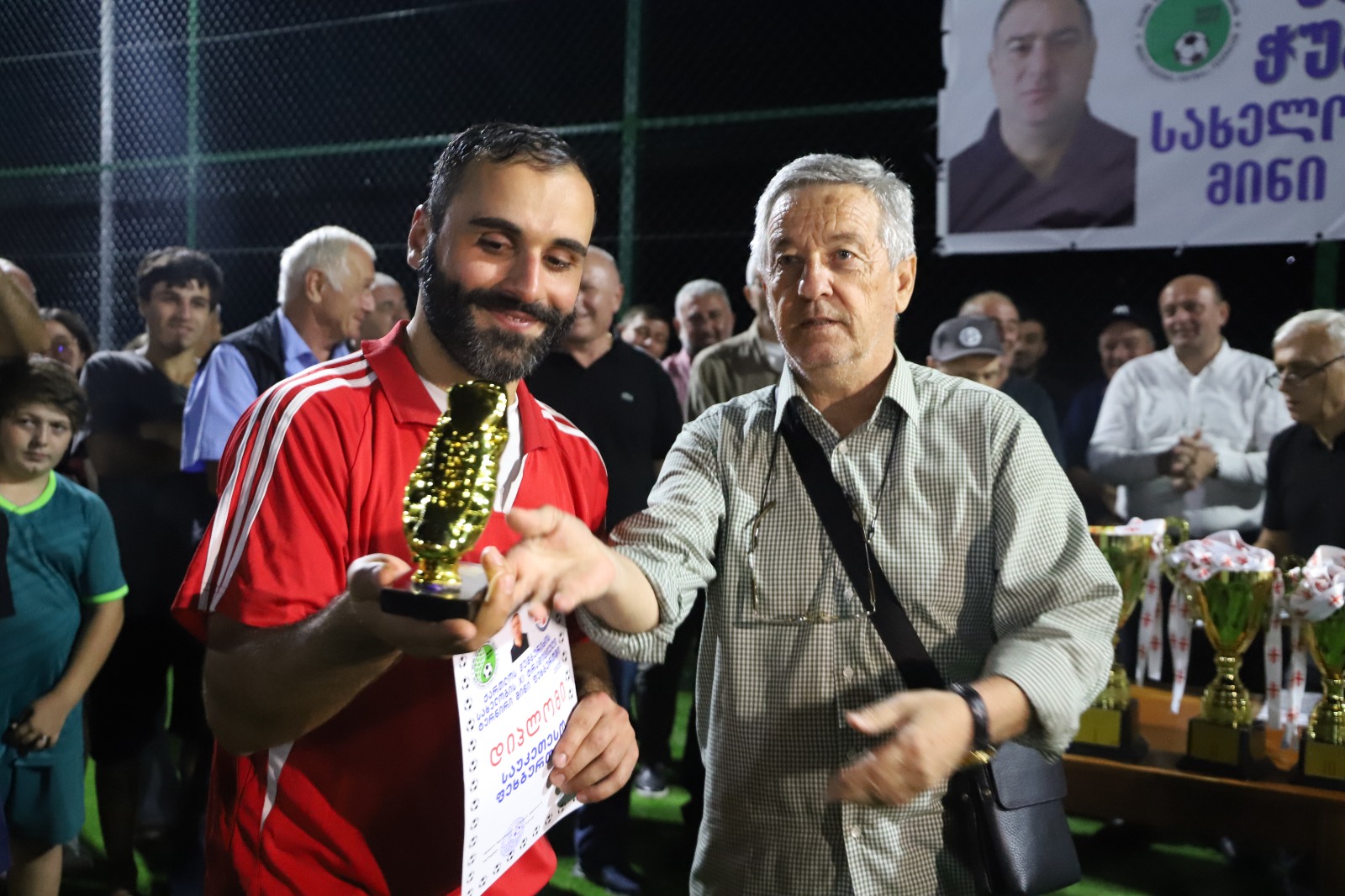 <p style="text-align: justify">სოფელ სათემოში, ახლად გახსნილ მინი მოედანზე, მინი ფეხბურთში ქართლოს ჭუმბურიძის სახელობის მე-11 ტრადიციული ტურნირის ფინალი გაიმართა. თასის დასაუფლებლად &nbsp;წელს 10 გუნდი იბრძოდა. &nbsp;გამარჯვება კი ზედა სიმონეთის გუნდმა მოიპოვა, მეორე და მესამე ადგილებზე, სოფელ ნახშირღელეს და სათემოს გუნდები გავიდნენ.</p><p style="text-align: justify">გამარჯვებულ გუნდებს თასები, მედლები და სიგელები მუნიციპალიტეტის მერმა მანუჩარ რობაქიძემ და ირფფ-ის პრეზიდენტმა დავით რუხაძემ გადასცეს. ფედერაციის და ადგილობრივი თვითმმართველობის წარმომადგენლებმა, ასევე ქართლოს ჭუმბურიძის ოჯახის წევრებმა, ტურნირის 9 სხვადასხვა ნომინაციაში გამარჯვებულებიც დააჯილდოვეს.</p><p style="text-align: justify">სპორტული ღონისძიება ირფფ-ის ორგანიზებით და მუნიციპალიტეტის ადგილობრივი თვითმმართველობის ხელშეწყობით ჩატარდა.</p>