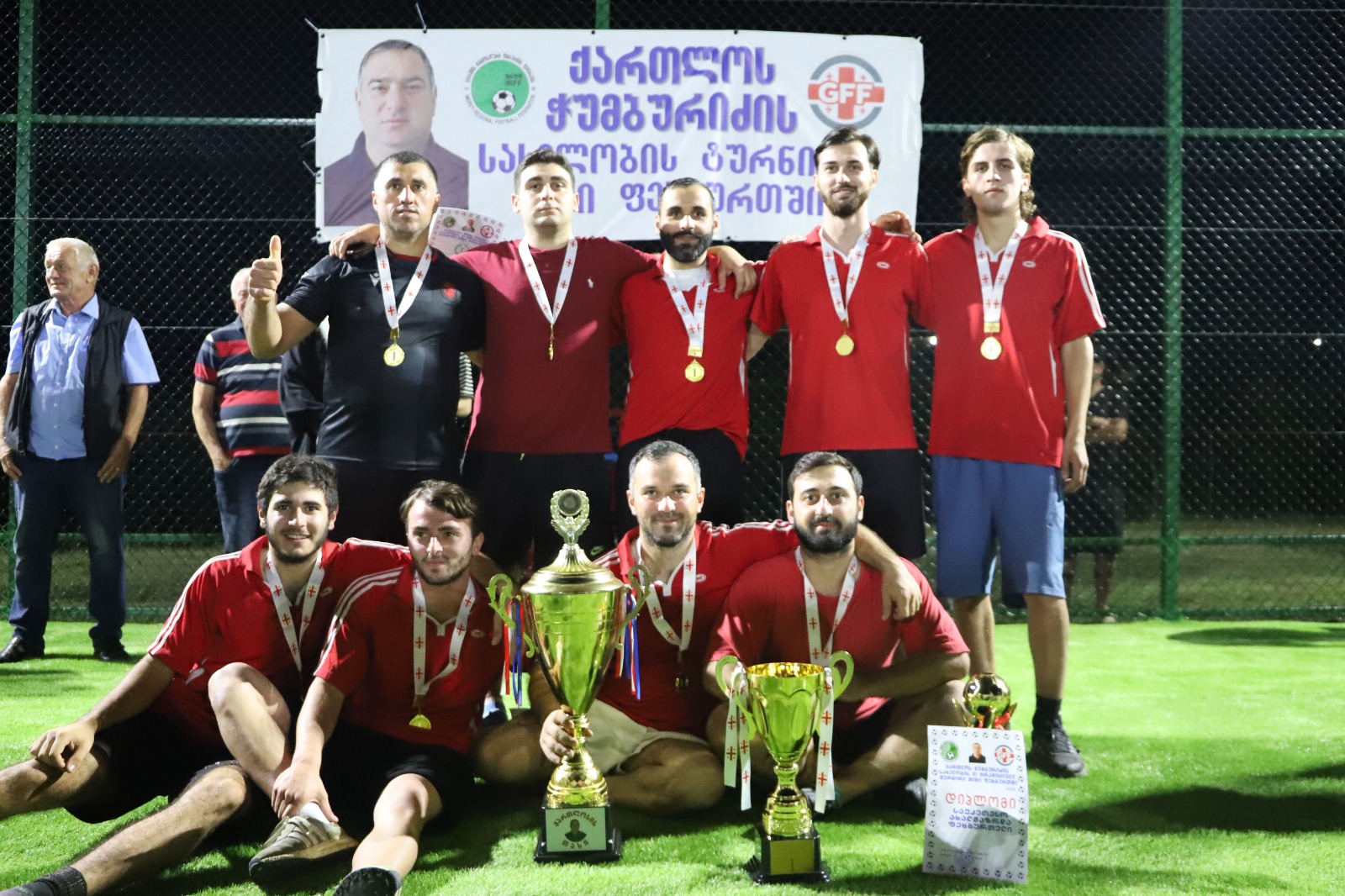 <p style="text-align: justify">სოფელ სათემოში, ახლად გახსნილ მინი მოედანზე, მინი ფეხბურთში ქართლოს ჭუმბურიძის სახელობის მე-11 ტრადიციული ტურნირის ფინალი გაიმართა. თასის დასაუფლებლად &nbsp;წელს 10 გუნდი იბრძოდა. &nbsp;გამარჯვება კი ზედა სიმონეთის გუნდმა მოიპოვა, მეორე და მესამე ადგილებზე, სოფელ ნახშირღელეს და სათემოს გუნდები გავიდნენ.</p><p style="text-align: justify">გამარჯვებულ გუნდებს თასები, მედლები და სიგელები მუნიციპალიტეტის მერმა მანუჩარ რობაქიძემ და ირფფ-ის პრეზიდენტმა დავით რუხაძემ გადასცეს. ფედერაციის და ადგილობრივი თვითმმართველობის წარმომადგენლებმა, ასევე ქართლოს ჭუმბურიძის ოჯახის წევრებმა, ტურნირის 9 სხვადასხვა ნომინაციაში გამარჯვებულებიც დააჯილდოვეს.</p><p style="text-align: justify">სპორტული ღონისძიება ირფფ-ის ორგანიზებით და მუნიციპალიტეტის ადგილობრივი თვითმმართველობის ხელშეწყობით ჩატარდა.</p>