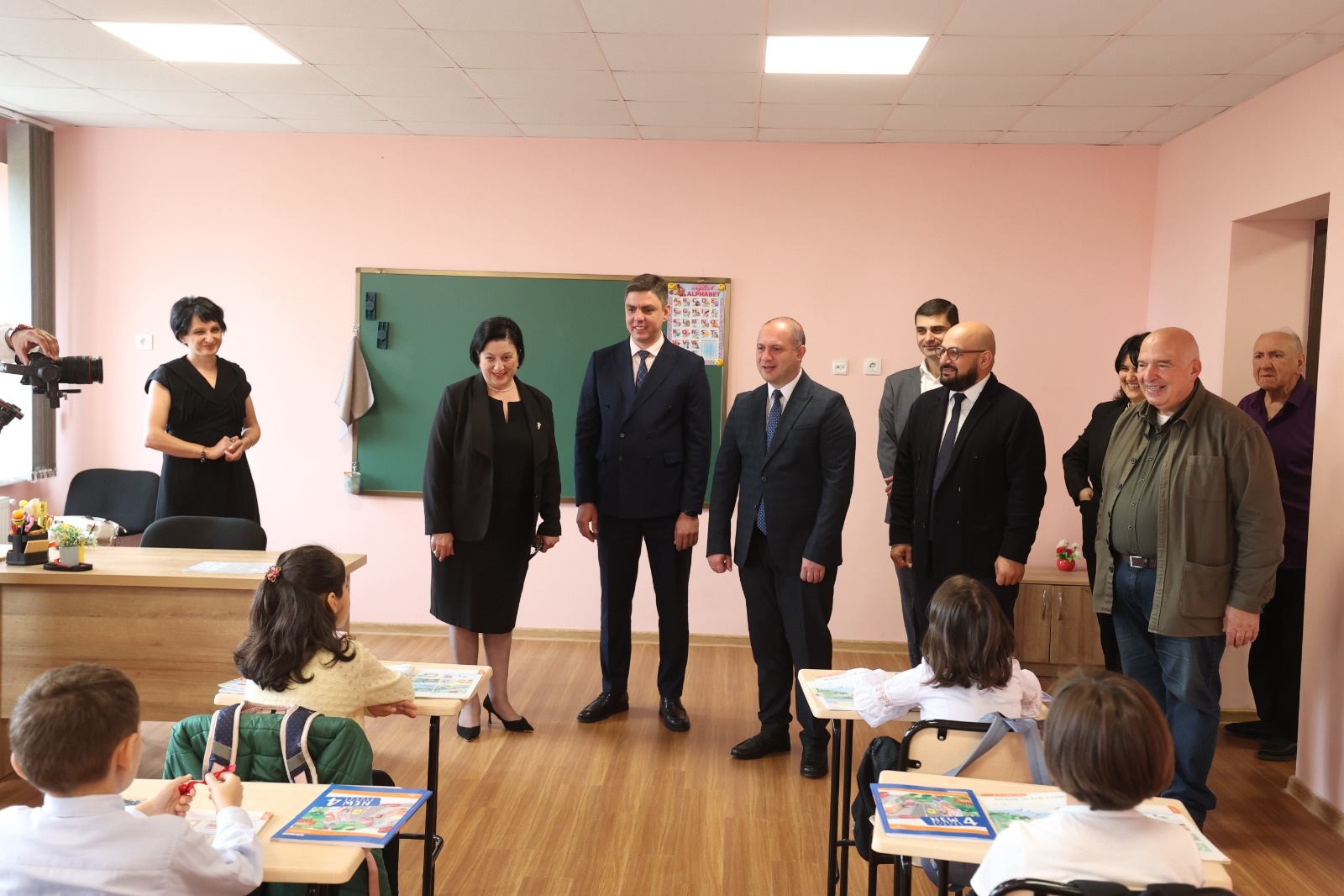 გივი მიქანაძემ გურიის რეგიონში სამი ახლად რეაბილიტირებული საჯარო სკოლა დაათვალიერა