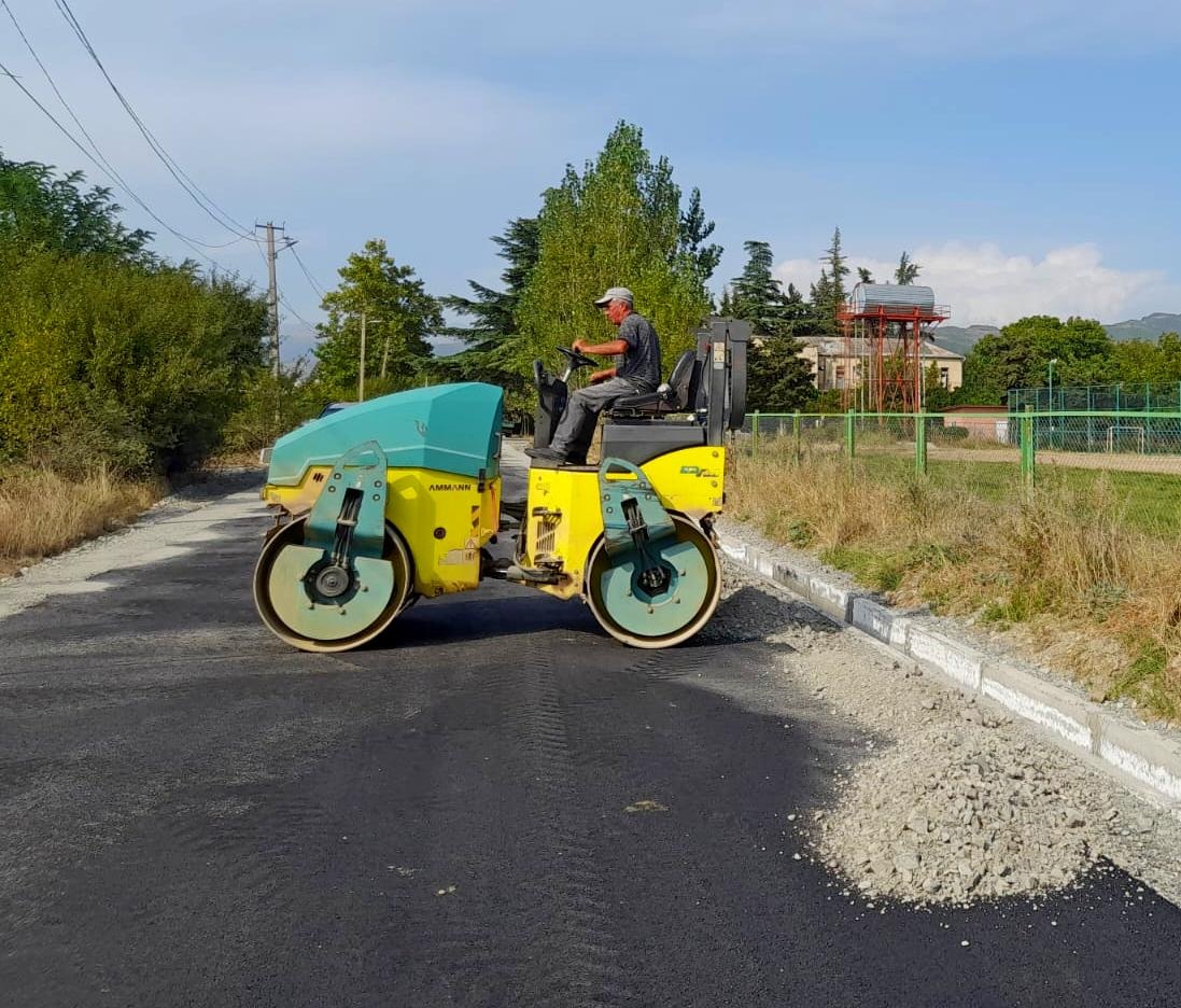 ოკუპირებული ტერიტორიების მოსაზღვრე სოფელ მერეთში შიდა გზის რეაბილიტაცია გრძელდება