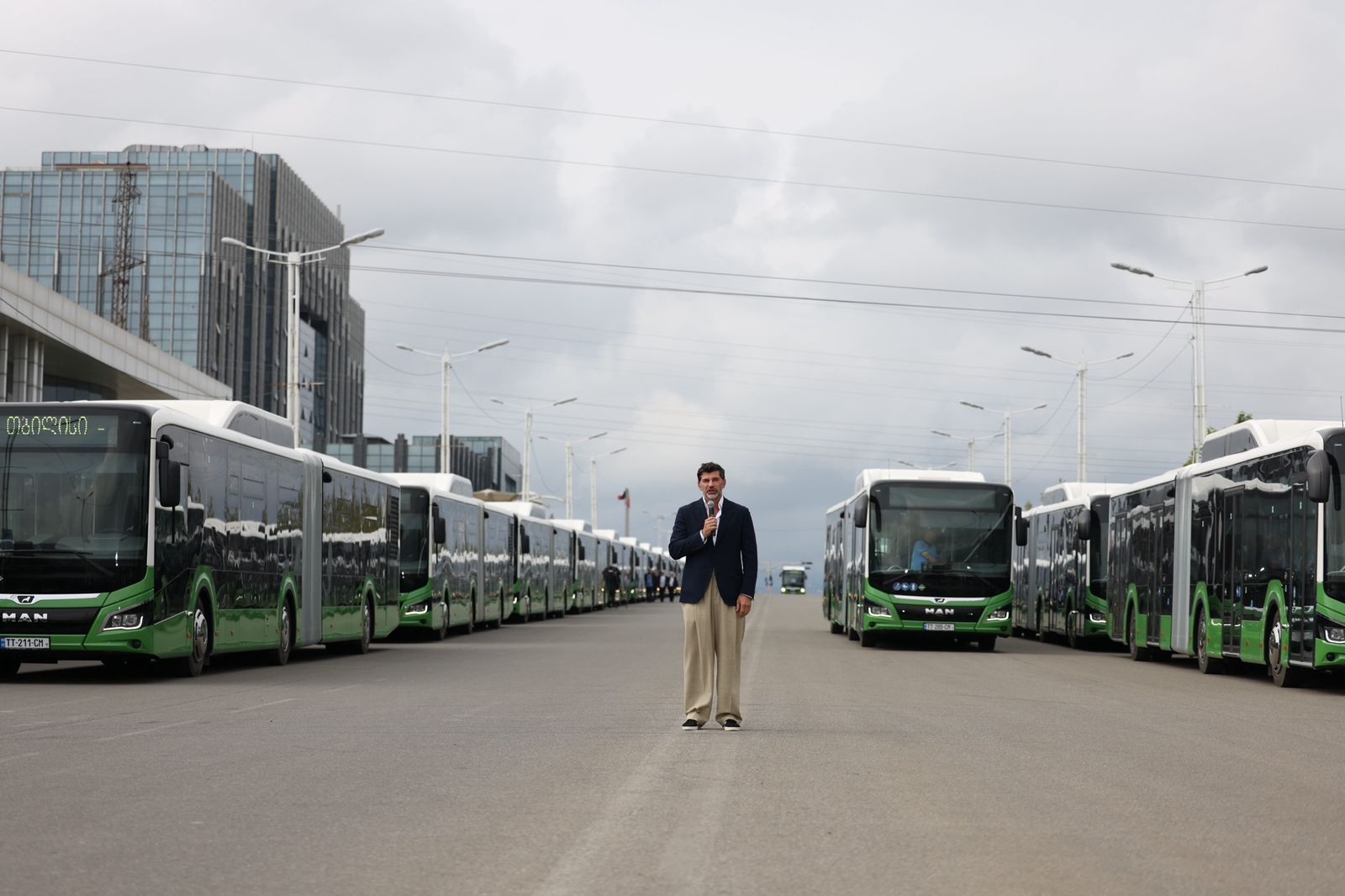 Incumbent Tbilisi Mayor Kaladze presents new 18-metre buses to ‘modernise’ public transport