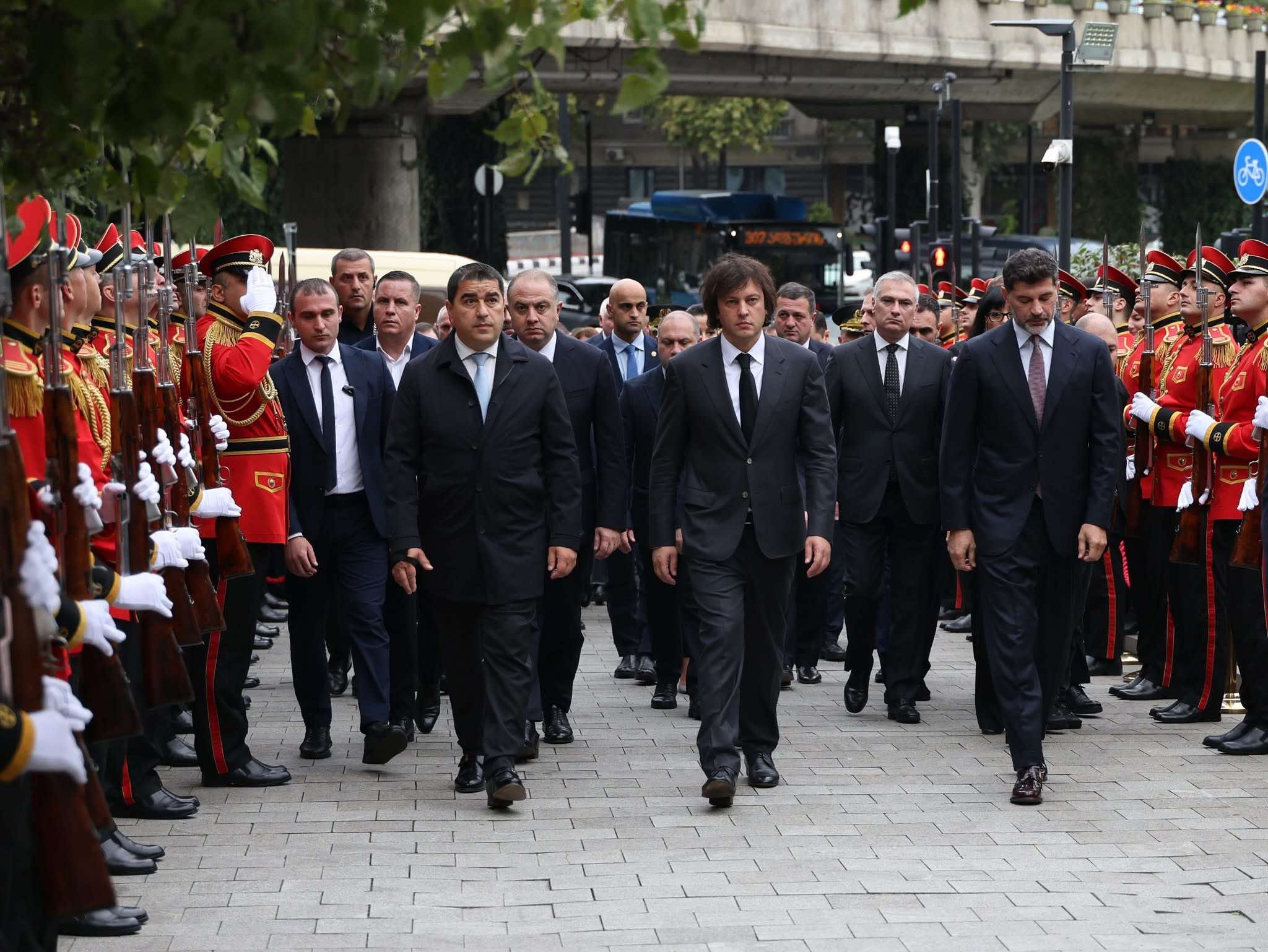 შალვა პაპუაშვილმა სოხუმის დაცემის დღესთან დაკავშირებით საქართველოს ტერიტორიული მთლიანობისთვის დაღუპულ გმირთა მემორიალი გვირგვინით შეამკო
