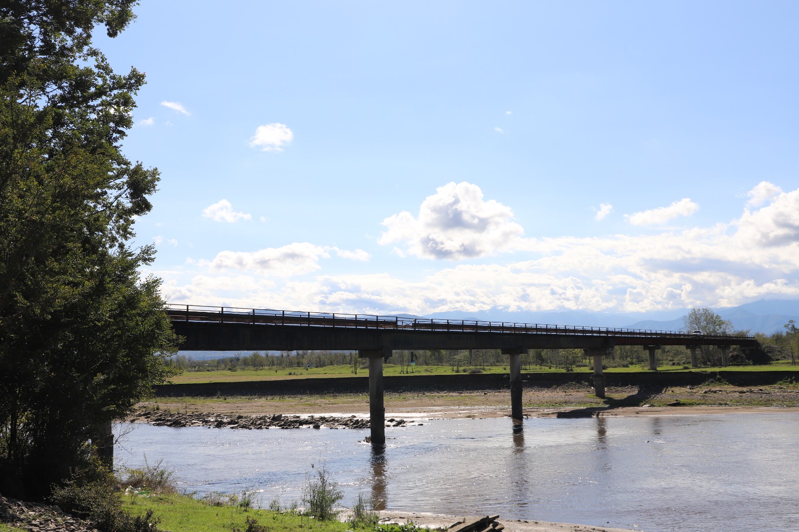 <p style="text-align: justify">თერჯოლის მუნიციპალიტეტის მერი მანუჩარ რობაქიძე სოფელ ბარდუბნის მოსახლეობას სოფლის მაჟორიტარ დეპუტატთან და ინფრასტრუქტურული სამსახურის წარმომადგენლებთან ერთად შეხვდა. </p><p style="text-align: justify">მუნიციპალიტეტის მერიის ინფორმაციით, შეხვედრაზე განიხილეს მდინარე ყვირილაზე არსებული აჯამეთის ხიდის რეაბილიტაციის საკითხი, რომლითაც ოთხი სოფლის მოსახლეობა სარგებლობს. </p><p style="text-align: justify">მანუჩარ რობაქიძის თქმით, ხიდის განახლება მოსახლეობისთვის სასიცოცხლოდ მნიშვნელოვანია. ის აკავშირებს აჯამეთის ტერიტორიაზე არსებულ სასოფლო-სამეურნეო სახნავ-სათესი მიწებს და საძოვრებს. </p><p style="text-align: justify">მერის განცხადებით, პირველ ეტაპზე საჭირო იქნება ინფრასტრუქტურული ობიექტის პროექტირება, რის შემდეგაც, შესაბამისი ვადების გათვალისწინებით, სარეაბილიტაციო სამუშაოები დაიწყება.</p><p> </p>