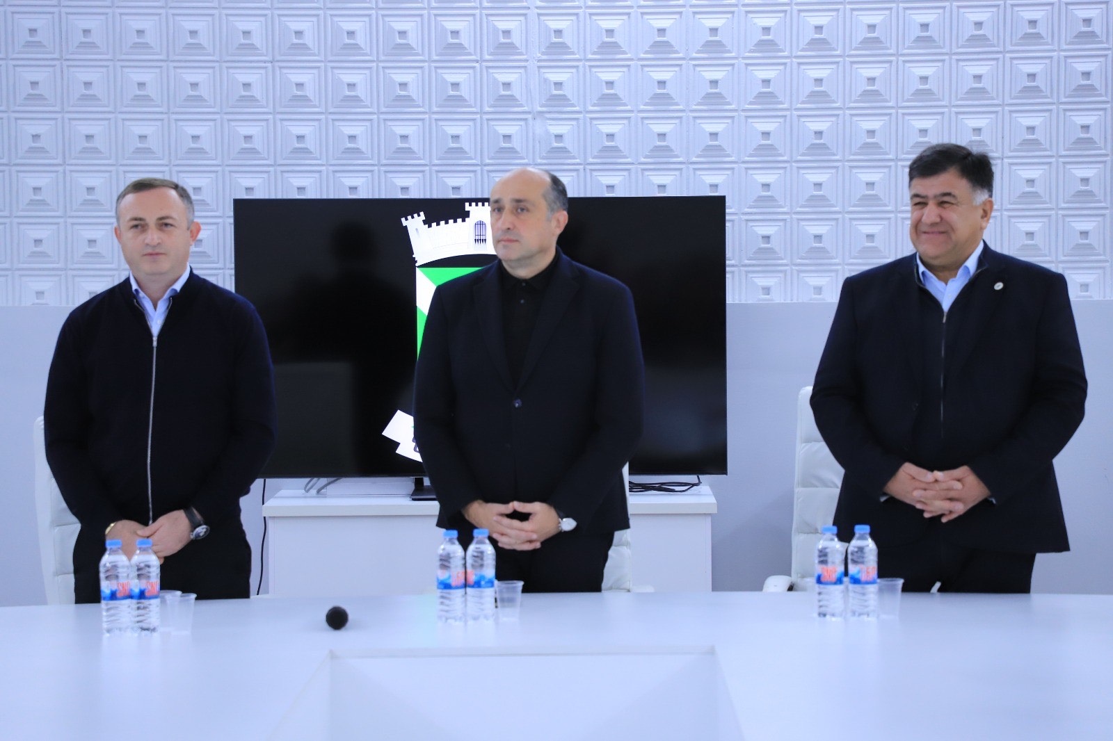 <p style="text-align: justify">ზესტაფონის მუნიციპალიტეტის ახლად არჩეული მერი ვახტანგ ღამბაშიძე უფლებამოსილების შესრულებას შეუდგა.</p><p style="text-align: justify">ახალი მერი მუნიციპალიტეტის მერიის თანამშრომლებს სახელმწიფო რწმუნებულმა იმერეთის მხარეში ლევან ზალკალიანმა წარუდგინა.</p><p style="text-align: justify">"კიდევ ერთხელ მინდა დიდი მადლობა გადავუხადო ჩვენს ამომრჩევლებს უწყვეტი თანადგომის, ნდობისა და მხარდაჭერისთვის.</p><p style="text-align: justify">მჯერა, რომ სწორი ხედვა, ჩვენი გუნდის თავდაუზოგავი შრომა და ჩვენს მოქალაქეებთან აქტიური თანამშრომლობა ზესტაფონს ახალ შესაძლებლობებს მოუტანს.</p><p style="text-align: justify">ჩემი მხრიდან ყველაფერს გავაკეთებ, რათა ზესტაფონს ღირსეული და განვითარებული მომავალი ჰქონდეს”, - განაცხადა ვახტანგ ღამბაშიძემ.</p>