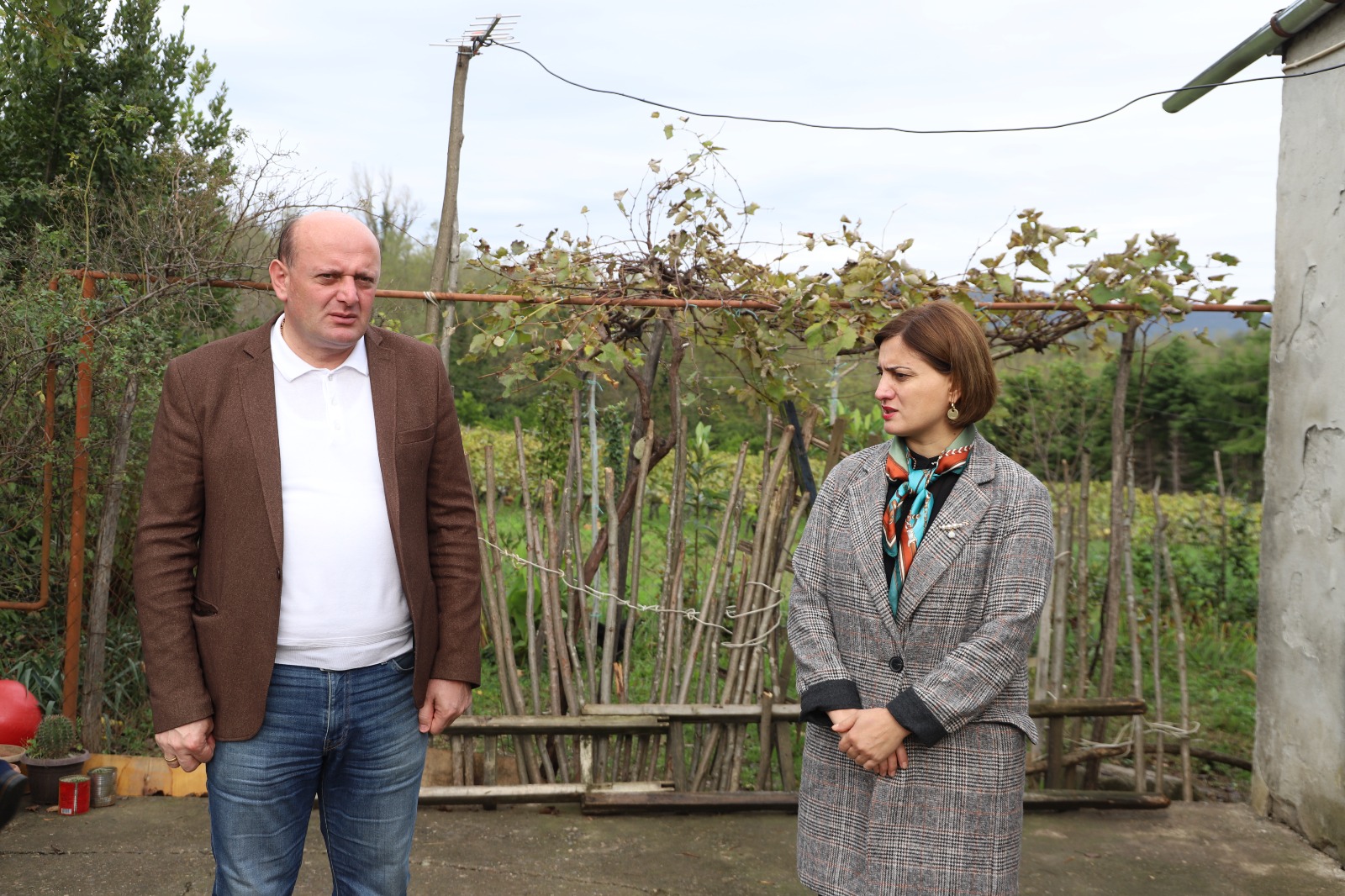 <p style="text-align: justify">თერჯოლის მუნიციპალიტეტის მერმა მრავალშვილიან ოჯახებს საყოფაცხოვრებო ნივთები გადასცა.</p><p style="text-align: justify">მანუჩარ რობაქიძემ სოციალური დახმარების ბენეფიციარი ოჯახები საკრებულოს თავმჯდომარე გიორგი ბარათაშვილთან ერთად მოინახულა.</p><p style="text-align: justify">მუნიციპალიტეტის მერიის ინფორმაციით, სოციალური აქცია მერიის ბავშვთა დაცვისა და მხარდაჭერის განყოფილების ორგანიზებით განხორციელდა. </p><p style="text-align: justify">თერჯოლის მერის ინიციატივით, მსგავსი ტიპის აქციები ბავშვიანი ოჯახების მხარდაჭერის პროგრამის ფარგლებში ინტენსიურად ეწყობა და მოქალაქეების საცხოვრებელი პირობების გაუმჯობესებას ისახავს მიზნად.</p><p style="text-align: justify">მუნიციპალიტეტში აღნიშნული პროგრამა უკვე მესამე წელია, მოქმედებს და ამ დრომდე დახმარება 71-მა ოჯახმა მიიღო.</p>