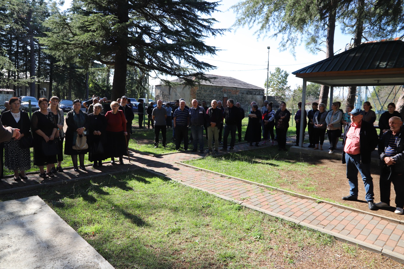 <p style="text-align: justify">თერჯოლის მუნიციპალიტეტის მერი მანუჩარ რობაქიძე სოფელ ბარდუბნის მოსახლეობას სოფლის მაჟორიტარ დეპუტატთან და ინფრასტრუქტურული სამსახურის წარმომადგენლებთან ერთად შეხვდა. </p><p style="text-align: justify">მუნიციპალიტეტის მერიის ინფორმაციით, შეხვედრაზე განიხილეს მდინარე ყვირილაზე არსებული აჯამეთის ხიდის რეაბილიტაციის საკითხი, რომლითაც ოთხი სოფლის მოსახლეობა სარგებლობს. </p><p style="text-align: justify">მანუჩარ რობაქიძის თქმით, ხიდის განახლება მოსახლეობისთვის სასიცოცხლოდ მნიშვნელოვანია. ის აკავშირებს აჯამეთის ტერიტორიაზე არსებულ სასოფლო-სამეურნეო სახნავ-სათესი მიწებს და საძოვრებს. </p><p style="text-align: justify">მერის განცხადებით, პირველ ეტაპზე საჭირო იქნება ინფრასტრუქტურული ობიექტის პროექტირება, რის შემდეგაც, შესაბამისი ვადების გათვალისწინებით, სარეაბილიტაციო სამუშაოები დაიწყება.</p><p> </p>