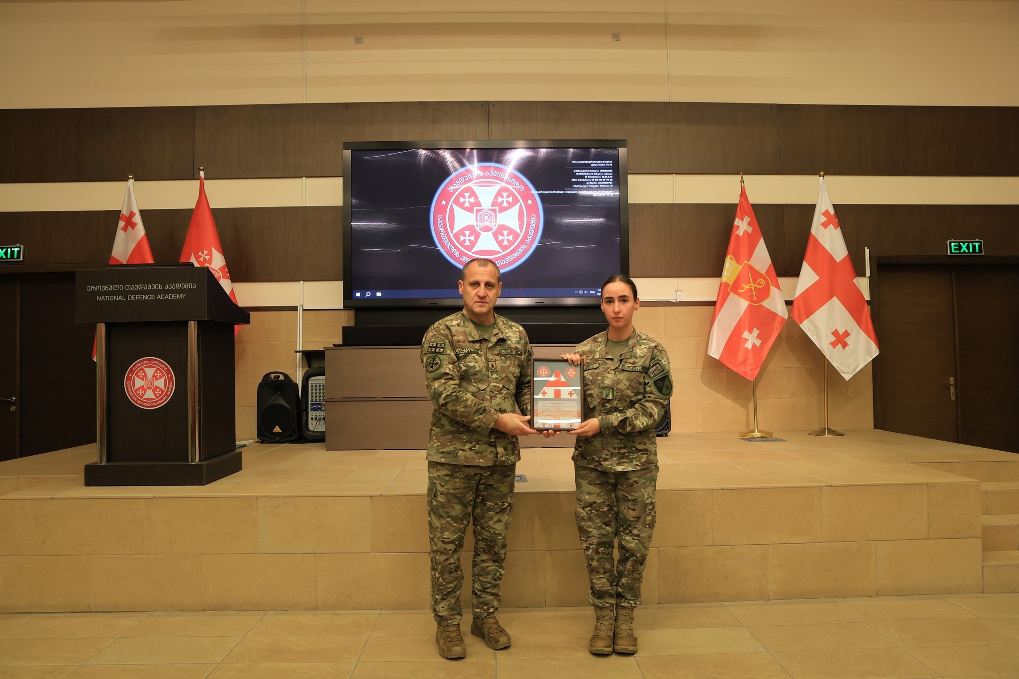 <p style="text-align: justify">სსიპ - დავით აღმაშენებლის სახელობის საქართველოს ეროვნული თავდაცვის აკადემიაში, აკადემიის ბაკალავრიატის წარჩინებული იუნკერების და მათი მშობლების დაჯილდოების ცერემონიალი გაიმართა.</p><p style="text-align: justify">ღონისძიებაზე მოწვეულ მშობლებს ეროვნული თავდაცვის აკადემიის რექტორი, ბრიგადის გენერალი მამია ბალახაძე შეხვდა. რექტორმა მისასალმებელ სიტყვაში აღნიშნა ოჯახის თანადგომის უდიდესი მნიშვნელობაზე ცოდნის დაუფლების რთულ პროცესში და წარჩინებულ იუნკერებს მიღწეული წარმატება მიულოცა.</p><p style="text-align: justify">აღსანიშნავია, რომ აკადემიაში I, II და III კურსის ყველა იუნკერი იღებს ყოველთვიურ განსაზღვრულ სტიპენდიას 500 ლარს, ხოლო IV კურსის იუნკერები - 1320 ლარს.</p><p style="text-align: justify">გარდა ამისა წარჩინებული იუნკერები იღებენ დამატებით სტიპენდიას რეიტინგის მიხედვით.</p><p style="text-align: justify">დამატებითი სტიპენდიის გაცემის კრიტერიუმებია:</p><p style="text-align: justify">რეიტინგული ქულა A+ (95 – 100 ქულა) - 300 ლარი;</p><p style="text-align: justify">რეიტინგული ქულა A (91 – 94 ქულა) - 200 ლარი;</p><p style="text-align: justify">რეიტინგული ქულა B (81 – 90 ქულა) - 100 ლარი;</p><p style="text-align: justify">აკადემიაში ყოველი სასწავლო სემესტრის დასრულების შემდეგ ხორციელდება წარჩინებული იუნკერების (A+ კატეგორიის) მშობლების დაჯილდოება, ამასთანავე A და B კატეგორიის იუნკერების მშობლებს ეგზავნებათ რექტორის სამადლობელი წერილი საცხოვრებელ მისამართზე.</p>
