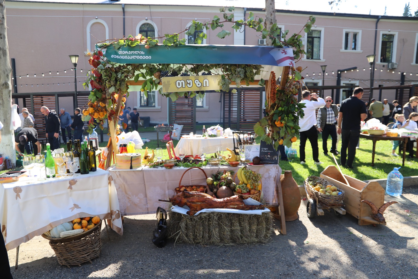 <p style="text-align: justify">თერჯოლაში სახალხო დღესასწაული "თერჯოლობა 2025" მრავალფეროვანი ღონისძიებების ფონზე ჩატარდა.</p><p style="text-align: justify">მუნიციპალიტეტის მერიის ინფორმაციით, ღონისძიების ფარგლებში, თერჯოლის ცენტრალურ ნაწილში მოეწყო ეთნო კუთხეები, სადაც მუნიციპალიტეტში შემავალი ყველა ადმინისტრაციული ერთეულის წარმომადგენელმა საკუთარი სოფლის პრეზენტაცია გამართა.</p><p style="text-align: justify">"თერჯოლობისთვის დაგეგმილი აქტივობები ყველა თაობის ადამიანზე იყო გათვლილი. დღესასწაულის ფარგლებში, თერჯოლის ქუჩებში ცხენოსნებით და ფაიტონით, მეარღნის თანხლებით საზეიმო მსვლელობა მოეწყო. ამფითეატრის სცენაზე კონცერტი გაიმართა, სადაც ერთმანეთს ადგილობრივი ჯგუფები და შემსრულებლები ენაცვლებოდნენ.</p><p style="text-align: justify">"თერჯოლობა 2025" თერჯოლის საპატიო მოქალაქეების დაჯილდოებით და ჯგუფ "ურსას" კონცერტით დასრულდა", - აღნიშნულია ინფორმაციაში.</p>