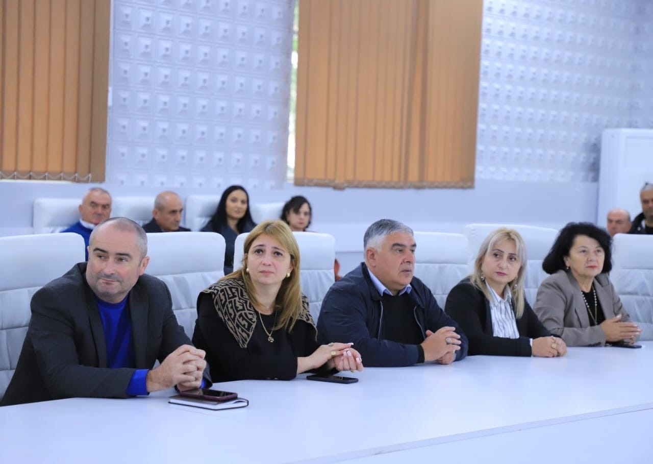 <p style="text-align: justify">ზესტაფონის მუნიციპალიტეტის ახლად არჩეული მერი ვახტანგ ღამბაშიძე უფლებამოსილების შესრულებას შეუდგა.</p><p style="text-align: justify">ახალი მერი მუნიციპალიტეტის მერიის თანამშრომლებს სახელმწიფო რწმუნებულმა იმერეთის მხარეში ლევან ზალკალიანმა წარუდგინა.</p><p style="text-align: justify">"კიდევ ერთხელ მინდა დიდი მადლობა გადავუხადო ჩვენს ამომრჩევლებს უწყვეტი თანადგომის, ნდობისა და მხარდაჭერისთვის.</p><p style="text-align: justify">მჯერა, რომ სწორი ხედვა, ჩვენი გუნდის თავდაუზოგავი შრომა და ჩვენს მოქალაქეებთან აქტიური თანამშრომლობა ზესტაფონს ახალ შესაძლებლობებს მოუტანს.</p><p style="text-align: justify">ჩემი მხრიდან ყველაფერს გავაკეთებ, რათა ზესტაფონს ღირსეული და განვითარებული მომავალი ჰქონდეს”, - განაცხადა ვახტანგ ღამბაშიძემ.</p>