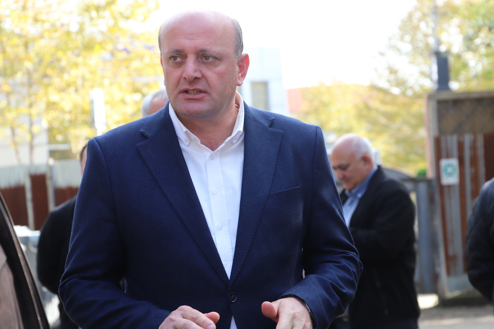 <p style="text-align: justify">თერჯოლის მუნიციპალიტეტის მერმა მანუჩარ რობაქიძემ, ინფრასტრუქტურის განვითარების მინისტრ რევაზ სოხაძესთან ერთად თერჯოლაში მიმდინარე ინფრასტრუქტურული პროექტები დაათვალიერა. </p><p style="text-align: justify">მუნიციპალიტეტის მერი ინფრასტრუქტურის მინისტრთან ერთად ქ. თერჯოლის #1 საჯარო სკოლისა და ქ. თერჯოლის წყალმომარაგების სისტემის</p><p style="text-align: justify">სარეაბილიტაციო სამუშაოებს ადგილზე გაეცნო. ხელმძღვანელმა პირებმა ყურადღება გაამახვილეს პროექტების კანონით გათვალისწინებულ ვადებში სამუშაოების ხარისხიანად შესრულებაზე და კონტრაქტორ კომპანიებს გარკვეული მითითებები მისცეს.</p>