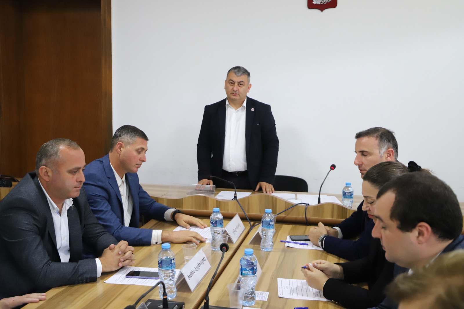 <p style="text-align: justify">თერჯოლის მუნიციპალიტეტის საკრებულოში ახალი მოწვევის საკრებულოს პირველი სხდომა გაიმართა. სხდომა თერჯოლის საოლქო საარჩევნო კომისიის თავმჯდომარემ ნაზი სირაძემ გახსნა, 2025 წლის თვითმმართველობის არჩევნების შედეგებზე ისაუბრა, ასევე წარმოადგინა ოქტომბრის არჩევნების მონაცემები და შემაჯამებელი ოქმი.</p><p style="text-align: justify">სხდომაზე საკრებულოს წევრებმა აირჩიეს დროებითი სამანდატო და ხმის დამთვლელი კომისიები. </p><p style="text-align: justify">ახალი საკრებულო 35 დეპუტატისგან შედგება.</p><p style="text-align: justify">სხდომაზე, უმრავლესობის წარდგინებით, ფარული კენჭისყრის საფუძველზე, საკრებულოს თავმჯდომარედ სოსო ჩაფიჩაძე აირჩიეს. </p><p style="text-align: justify">თავმჯდომარის პირველ მოადგილედ არჩეულ იქნა დავით გოგბერაშვილი, ხოლო მოადგილეებად: ჯემალ ისაკაძე და სერგი ჯიხვაშვილი. </p><p style="text-align: justify">ეკონომიკისა და ქონების მართვის საკითხთა კომისიის თავმჯდომარე აირჩიეს ბადრი ბუცხრიკიძე; </p><p style="text-align: justify">საფინანსო - საბიუჯეტო კომისიის თავმჯდომარედ - ზურაბი ჩხიკვაძე; </p><p style="text-align: justify">იურიდიულ საკითხთა კომისიის თავმჯდომარედ - ბიძინა ბუცხრიკიძე; </p><p style="text-align: justify">ჯანდაცვისა და სოციალურ საკითხთა კომისიის თავმჯდომარედ - ლაშა ლანჩავა;</p><p style="text-align: justify">კულტურის, განათლების, სპორტისა და ახალგაზრდულ საქმეთა კომისიის თავმჯდომარე - ნინო ოქრუაძე;</p><p style="text-align: justify">თერჯოლის მუნიციპალიტეტის საკრებულოში შეიქმნა ორი ფრაქცია: „ქართული ოცნება - დემოკრატიული საქართველო“ და „ხალხის ძალა“.</p><p style="text-align: justify">ფრაქციის "ქართული ოცნება - დემოკრატიული საქართველო“ თავმჯდომარედ გოჩა ვერულაშვილი აირჩიეს.</p><p style="text-align: justify">ფრაქციის "ხალხის ძალა" თავმჯდომარედ ომარ ჯიხვაშვილი აირჩიეს.</p>