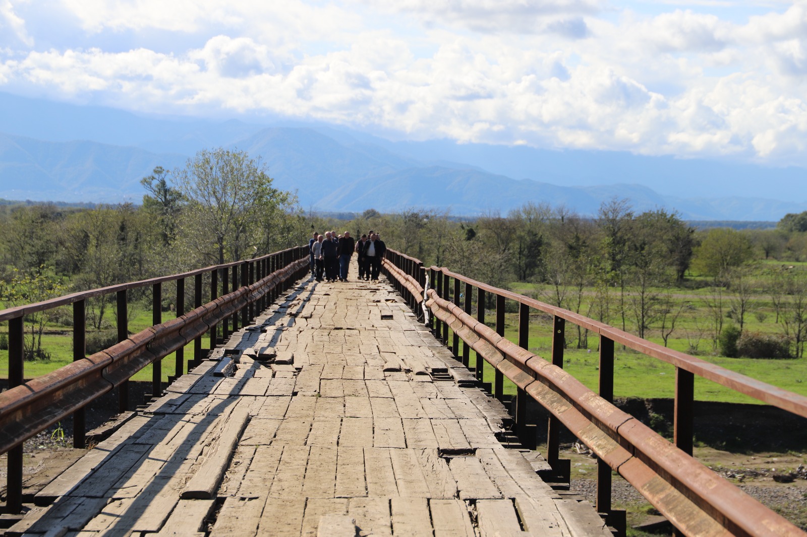 <p style="text-align: justify">თერჯოლის მუნიციპალიტეტის მერი მანუჩარ რობაქიძე სოფელ ბარდუბნის მოსახლეობას სოფლის მაჟორიტარ დეპუტატთან და ინფრასტრუქტურული სამსახურის წარმომადგენლებთან ერთად შეხვდა. </p><p style="text-align: justify">მუნიციპალიტეტის მერიის ინფორმაციით, შეხვედრაზე განიხილეს მდინარე ყვირილაზე არსებული აჯამეთის ხიდის რეაბილიტაციის საკითხი, რომლითაც ოთხი სოფლის მოსახლეობა სარგებლობს. </p><p style="text-align: justify">მანუჩარ რობაქიძის თქმით, ხიდის განახლება მოსახლეობისთვის სასიცოცხლოდ მნიშვნელოვანია. ის აკავშირებს აჯამეთის ტერიტორიაზე არსებულ სასოფლო-სამეურნეო სახნავ-სათესი მიწებს და საძოვრებს. </p><p style="text-align: justify">მერის განცხადებით, პირველ ეტაპზე საჭირო იქნება ინფრასტრუქტურული ობიექტის პროექტირება, რის შემდეგაც, შესაბამისი ვადების გათვალისწინებით, სარეაბილიტაციო სამუშაოები დაიწყება.</p><p> </p>