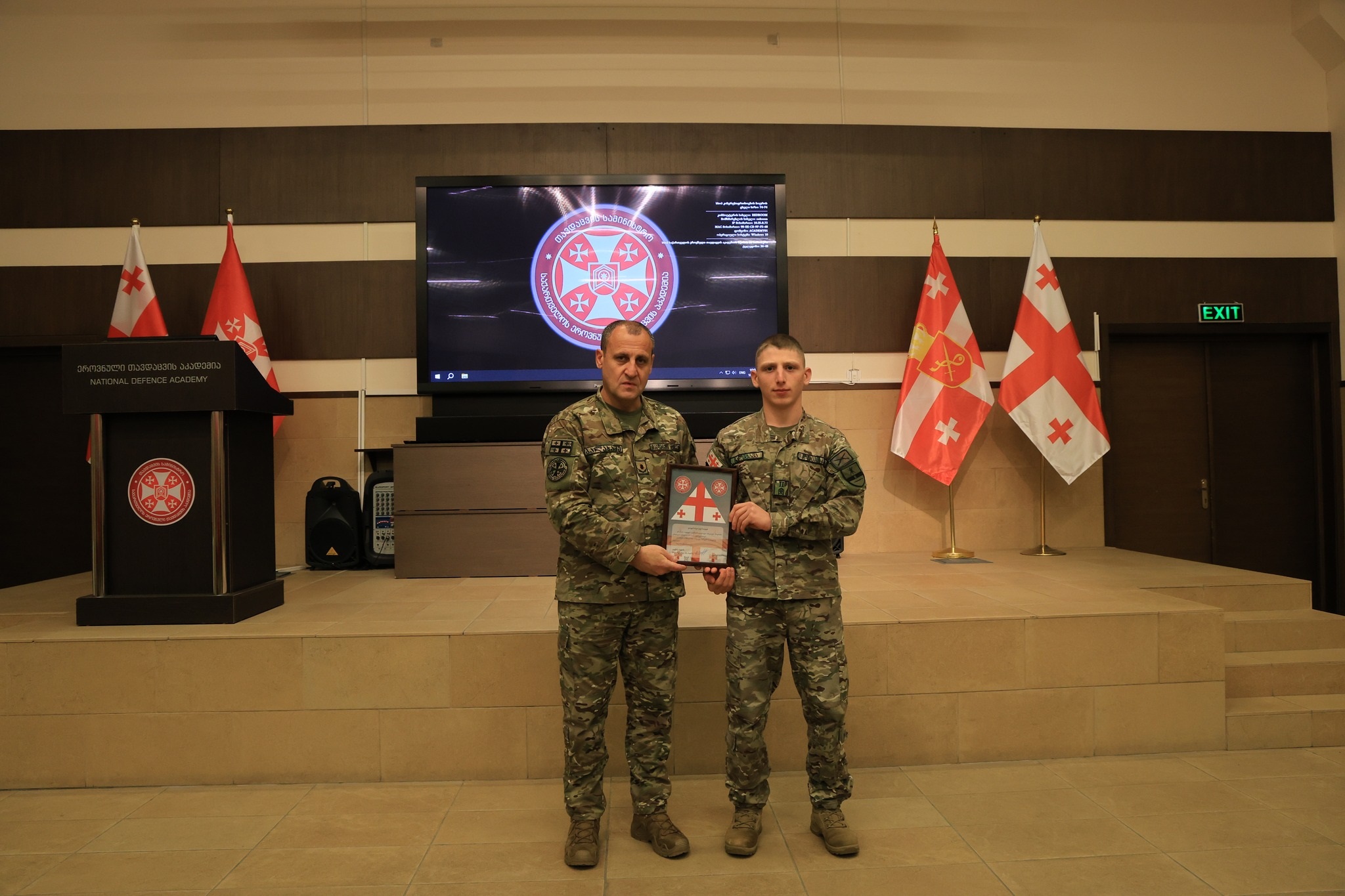 <p style="text-align: justify">სსიპ - დავით აღმაშენებლის სახელობის საქართველოს ეროვნული თავდაცვის აკადემიაში, აკადემიის ბაკალავრიატის წარჩინებული იუნკერების და მათი მშობლების დაჯილდოების ცერემონიალი გაიმართა.</p><p style="text-align: justify">ღონისძიებაზე მოწვეულ მშობლებს ეროვნული თავდაცვის აკადემიის რექტორი, ბრიგადის გენერალი მამია ბალახაძე შეხვდა. რექტორმა მისასალმებელ სიტყვაში აღნიშნა ოჯახის თანადგომის უდიდესი მნიშვნელობაზე ცოდნის დაუფლების რთულ პროცესში და წარჩინებულ იუნკერებს მიღწეული წარმატება მიულოცა.</p><p style="text-align: justify">აღსანიშნავია, რომ აკადემიაში I, II და III კურსის ყველა იუნკერი იღებს ყოველთვიურ განსაზღვრულ სტიპენდიას 500 ლარს, ხოლო IV კურსის იუნკერები - 1320 ლარს.</p><p style="text-align: justify">გარდა ამისა წარჩინებული იუნკერები იღებენ დამატებით სტიპენდიას რეიტინგის მიხედვით.</p><p style="text-align: justify">დამატებითი სტიპენდიის გაცემის კრიტერიუმებია:</p><p style="text-align: justify">რეიტინგული ქულა A+ (95 – 100 ქულა) - 300 ლარი;</p><p style="text-align: justify">რეიტინგული ქულა A (91 – 94 ქულა) - 200 ლარი;</p><p style="text-align: justify">რეიტინგული ქულა B (81 – 90 ქულა) - 100 ლარი;</p><p style="text-align: justify">აკადემიაში ყოველი სასწავლო სემესტრის დასრულების შემდეგ ხორციელდება წარჩინებული იუნკერების (A+ კატეგორიის) მშობლების დაჯილდოება, ამასთანავე A და B კატეგორიის იუნკერების მშობლებს ეგზავნებათ რექტორის სამადლობელი წერილი საცხოვრებელ მისამართზე.</p>