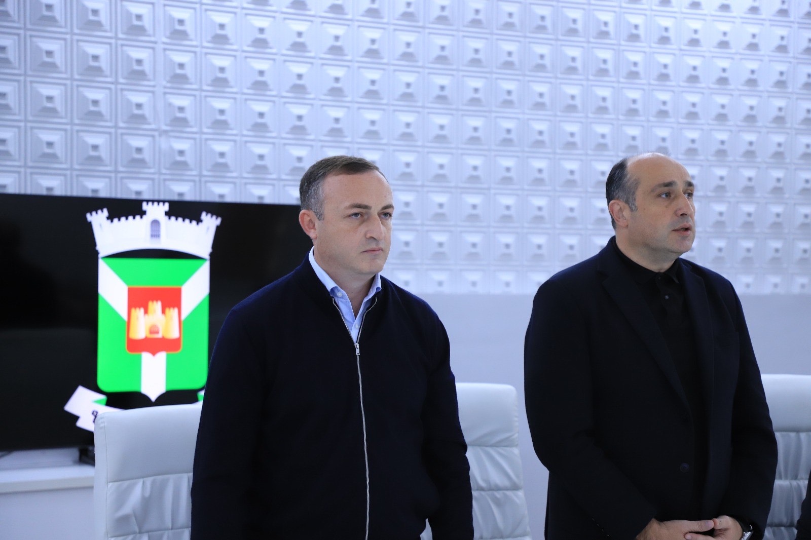 <p style="text-align: justify">ზესტაფონის მუნიციპალიტეტის ახლად არჩეული მერი ვახტანგ ღამბაშიძე უფლებამოსილების შესრულებას შეუდგა.</p><p style="text-align: justify">ახალი მერი მუნიციპალიტეტის მერიის თანამშრომლებს სახელმწიფო რწმუნებულმა იმერეთის მხარეში ლევან ზალკალიანმა წარუდგინა.</p><p style="text-align: justify">"კიდევ ერთხელ მინდა დიდი მადლობა გადავუხადო ჩვენს ამომრჩევლებს უწყვეტი თანადგომის, ნდობისა და მხარდაჭერისთვის.</p><p style="text-align: justify">მჯერა, რომ სწორი ხედვა, ჩვენი გუნდის თავდაუზოგავი შრომა და ჩვენს მოქალაქეებთან აქტიური თანამშრომლობა ზესტაფონს ახალ შესაძლებლობებს მოუტანს.</p><p style="text-align: justify">ჩემი მხრიდან ყველაფერს გავაკეთებ, რათა ზესტაფონს ღირსეული და განვითარებული მომავალი ჰქონდეს”, - განაცხადა ვახტანგ ღამბაშიძემ.</p>