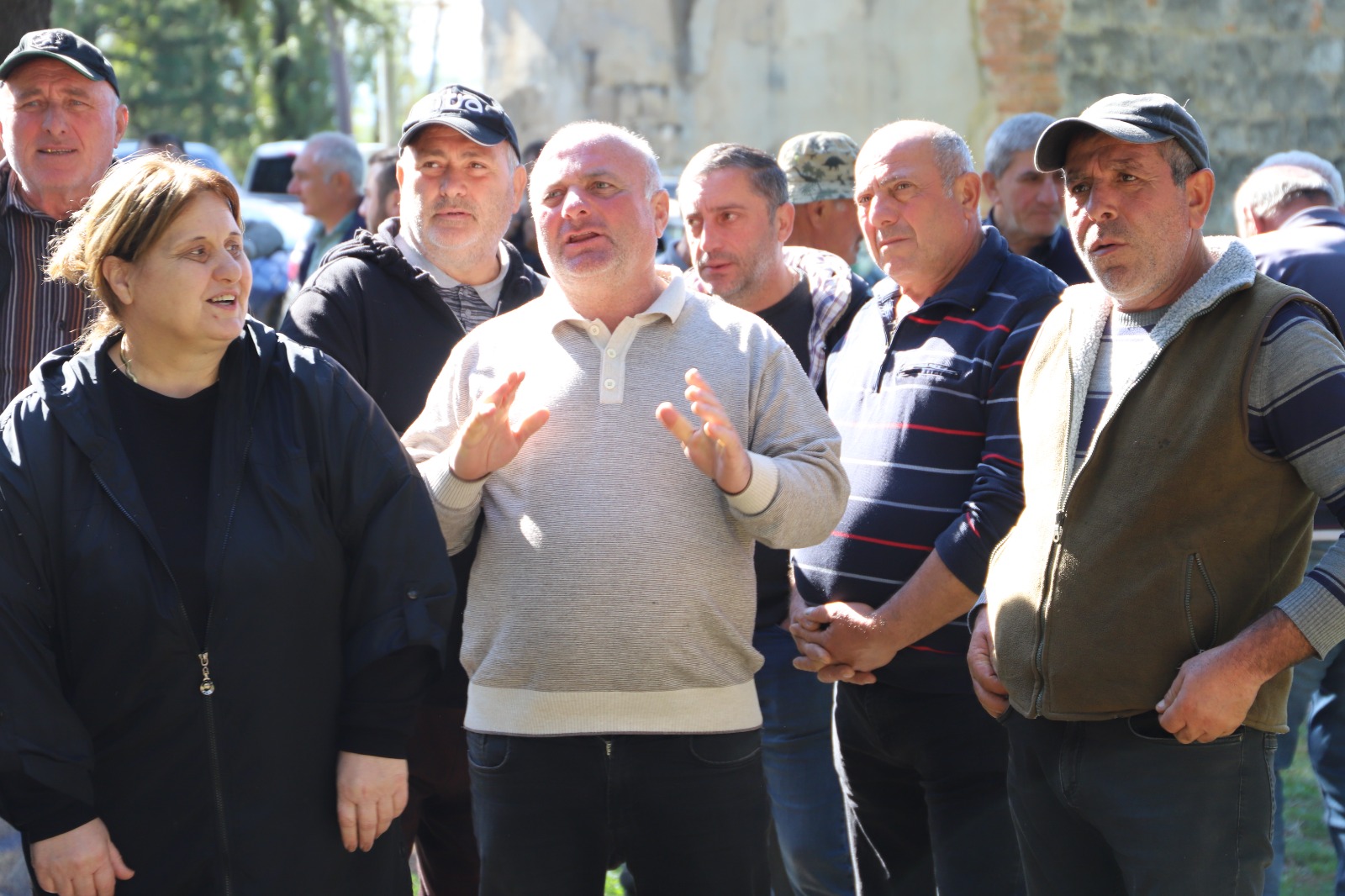 <p style="text-align: justify">თერჯოლის მუნიციპალიტეტის მერი მანუჩარ რობაქიძე სოფელ ბარდუბნის მოსახლეობას სოფლის მაჟორიტარ დეპუტატთან და ინფრასტრუქტურული სამსახურის წარმომადგენლებთან ერთად შეხვდა. </p><p style="text-align: justify">მუნიციპალიტეტის მერიის ინფორმაციით, შეხვედრაზე განიხილეს მდინარე ყვირილაზე არსებული აჯამეთის ხიდის რეაბილიტაციის საკითხი, რომლითაც ოთხი სოფლის მოსახლეობა სარგებლობს. </p><p style="text-align: justify">მანუჩარ რობაქიძის თქმით, ხიდის განახლება მოსახლეობისთვის სასიცოცხლოდ მნიშვნელოვანია. ის აკავშირებს აჯამეთის ტერიტორიაზე არსებულ სასოფლო-სამეურნეო სახნავ-სათესი მიწებს და საძოვრებს. </p><p style="text-align: justify">მერის განცხადებით, პირველ ეტაპზე საჭირო იქნება ინფრასტრუქტურული ობიექტის პროექტირება, რის შემდეგაც, შესაბამისი ვადების გათვალისწინებით, სარეაბილიტაციო სამუშაოები დაიწყება.</p><p> </p>