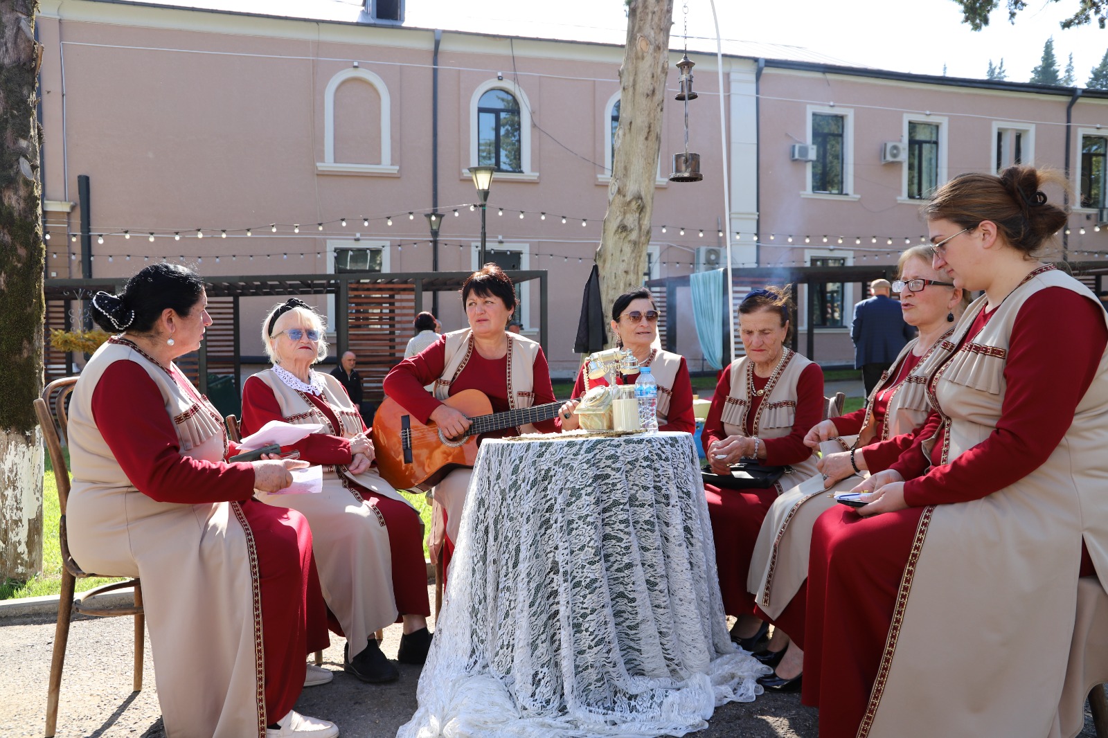 <p style="text-align: justify">თერჯოლაში სახალხო დღესასწაული "თერჯოლობა 2025" მრავალფეროვანი ღონისძიებების ფონზე ჩატარდა.</p><p style="text-align: justify">მუნიციპალიტეტის მერიის ინფორმაციით, ღონისძიების ფარგლებში, თერჯოლის ცენტრალურ ნაწილში მოეწყო ეთნო კუთხეები, სადაც მუნიციპალიტეტში შემავალი ყველა ადმინისტრაციული ერთეულის წარმომადგენელმა საკუთარი სოფლის პრეზენტაცია გამართა.</p><p style="text-align: justify">"თერჯოლობისთვის დაგეგმილი აქტივობები ყველა თაობის ადამიანზე იყო გათვლილი. დღესასწაულის ფარგლებში, თერჯოლის ქუჩებში ცხენოსნებით და ფაიტონით, მეარღნის თანხლებით საზეიმო მსვლელობა მოეწყო. ამფითეატრის სცენაზე კონცერტი გაიმართა, სადაც ერთმანეთს ადგილობრივი ჯგუფები და შემსრულებლები ენაცვლებოდნენ.</p><p style="text-align: justify">"თერჯოლობა 2025" თერჯოლის საპატიო მოქალაქეების დაჯილდოებით და ჯგუფ "ურსას" კონცერტით დასრულდა", - აღნიშნულია ინფორმაციაში.</p>