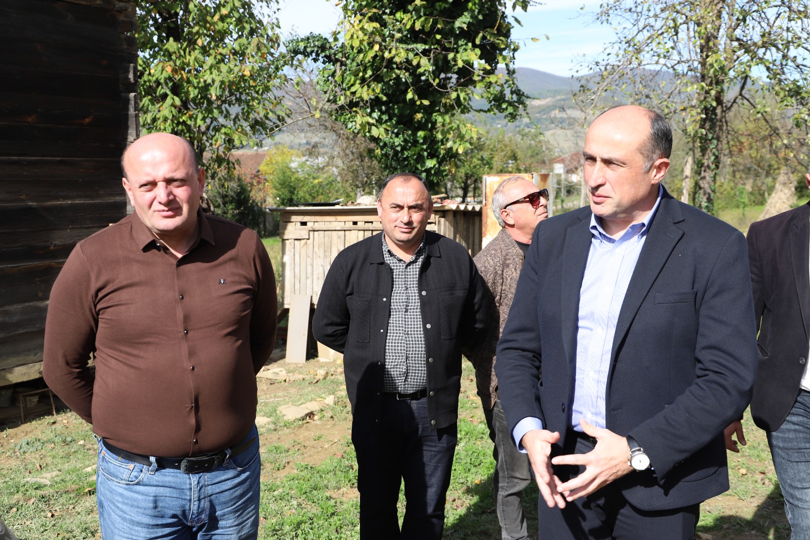 <p style="text-align: justify">თერჯოლის მუნიციპალიტეტის მერი მანუჩარ რობაქიძე, იმერეთში სახელმწიფო რწმუნებულთან ლევან ზალკალიანთან და საკრებულოს თავმჯდომარე გიორგი ბარათაშვილთან ერთად, სოციალურად დაუცველი ოჯახებისთვის საცხოვრებელი სახლების მშენებლობის პროცესს გაეცნო.</p><p style="text-align: justify">ახალი საცხოვრებელი სახლი მუნიციპალიტეტში მცხოვრებ 9 უსახლკარო, სოციალურად დაუცველ ოჯახს გადაეცემა. </p><p style="text-align: justify">მუნიციპალიტეტის მერიის ინფორმაციით, სოციალურად დაუცველი ოჯახების დახმარებისა და გაძლიერების მიზნით, აღნიშნული პროგრამის ფარგლებში ადგილობრივი ბიუჯეტიდან 400 000 ლარია გამოყოფილი.</p><p style="text-align: justify">სოციალური პროგრამა, რომელიც თერჯოლის მუნიციპალიტეტში 2019 წლიდან ხორციელდება, ითვალისწინებს ინდივიდუალური სახლების მშენებლობას, ან შეძენას მძიმე საყოფაცხოვრებო პირობების მქონე სოციალურად დაუცველი პირებისთვის, რომელთა სახლები დაზიანების მასშტაბის გამო დემონტაჟს ექვემდებარება.</p><p style="text-align: justify">პროგრამის ფარგლებში ახალი საცხოვრებელი სახლი უკვე 50 ოჯახს გადაეცა.</p>