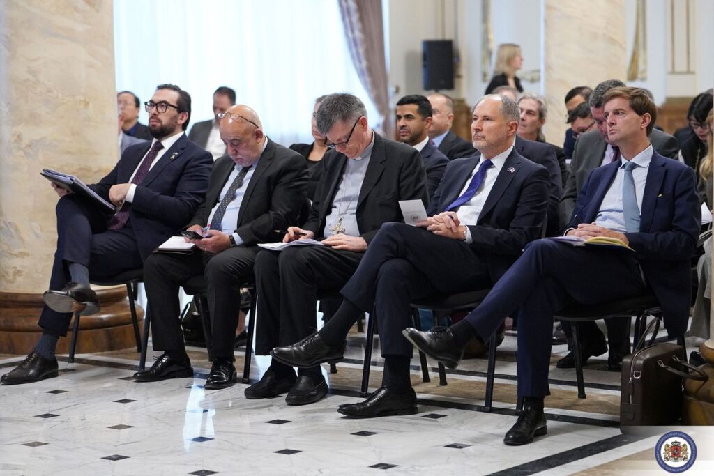 <p style="text-align: justify">საგარეო საქმეთა სამინისტრო საქართველოში აკრედიტებულ დიპლომატიურ კორპუსთან შეხვედრის შესახებ ოფიციალურ ინფორმაციას ავრცელებს.</p><p style="text-align: justify">უწყების ცნობით, საგარეო საქმეთა მინისტრის პირველმა მოადგილემ, გიორგი ზურაბაშვილმა შეხვედრაზე აღნიშნა, რომ მნიშვნელოვანია, საერთაშორისო პარტნიორები გაემიჯნონ და დაგმონ აქციის მონაწილეების ძალადობრივი ქმედებები.</p><p style="text-align: justify">"საგარეო საქმეთა სამინისტროში საქართველოში აკრედიტებული დიპლომატიური კორპუსის წარმომადგენლებთან გაიმართა შეხვედრა. საგარეო საქმეთა მინისტრის პირველმა მოადგილემ, გიორგი ზურაბაშვილმა დიპლომატიური კორპუსის წარმომადგენლებს მიაწოდა ინფორმაცია 2025 წლის ადგილობრივი თვითმმართველობის არჩევნების მიმდინარეობის, შედეგების, ასევე 4 ოქტომბერს განვითარებული მოვლენების შესახებ. </p><p style="text-align: justify">მინისტრის მოადგილის განცხადებით, 4 ოქტომბრის არჩევნებს 28 საერთაშორისო და 27 ადგილობრივი ორგანიზაცია, ასევე 73 მედიასაშუალების დაახლოებით 1 000 წარმომადგენელი აკვირდებოდა. საერთო შეფასებამ კი დაადასტურა, რომ არჩევნები ჩატარდა მშვიდობიან, გამჭვირვალე პირობებში, საარჩევნო პროცესი ადმინისტრირებული იყო პროფესიონალურად და საქართველოს მოქალაქეებს შესაძლებლობა ჰქონდათ, თავისუფლად ესარგებლათ დემოკრატიული უფლებებით. 4 ოქტომბერს განვითარებულ მოვლენებზე საუბრისას, საგარეო საქმეთა მინისტრის პირველმა მოადგილემ აღნიშნა, რომ მას შემდეგ, რაც აქცია გასცდა შეკრებისა და მანიფესტაციის კანონით დადგენილ ნორმებს, აქციის ორგანიზატორების მხრიდან გახმოვანდა ძალადობრივი შინაარსის მოწოდებები, სამართალდამცველებმა კანონმდებლობით გათვალისწინებულ ზომებს მიმართეს საზოგადოებრივი წესრიგის აღდგენის მიზნით. გიორგი ზურაბაშვილმა შეხვედრაზე 4 ოქტომბრის მოვლენების ადეკვატური შეფასების მნიშვნელობას გაუსვა ხაზი და აღნიშნა, რომ მნიშვნელოვანია, საერთაშორისო პარტნიორები გაემიჯნონ და დაგმონ აქციის მონაწილეების ძალადობრივი ქმედებები, რომლის შედეგადაც დაშავდა არაერთი სამართალდამცველი და ჟურნალისტი, დაზიანდა მუნიციპალური ინფრასტრუქტურა. საგარეო საქმეთა მინისტრის პირველმა მოადგილემ დიპლომატებს დაუდასტურა სამინისტროს ღიაობა და მზაობა, განაგრძოს თანამშრომლობა პარტნიორებთან და საქართველოში აკრედიტებულ დიპლომატიურ კორპუსთან“, – აღნიშნულია საგარეო საქმეთა სამინისტროს ოფიციალურ ინფორმაციაში.</p>