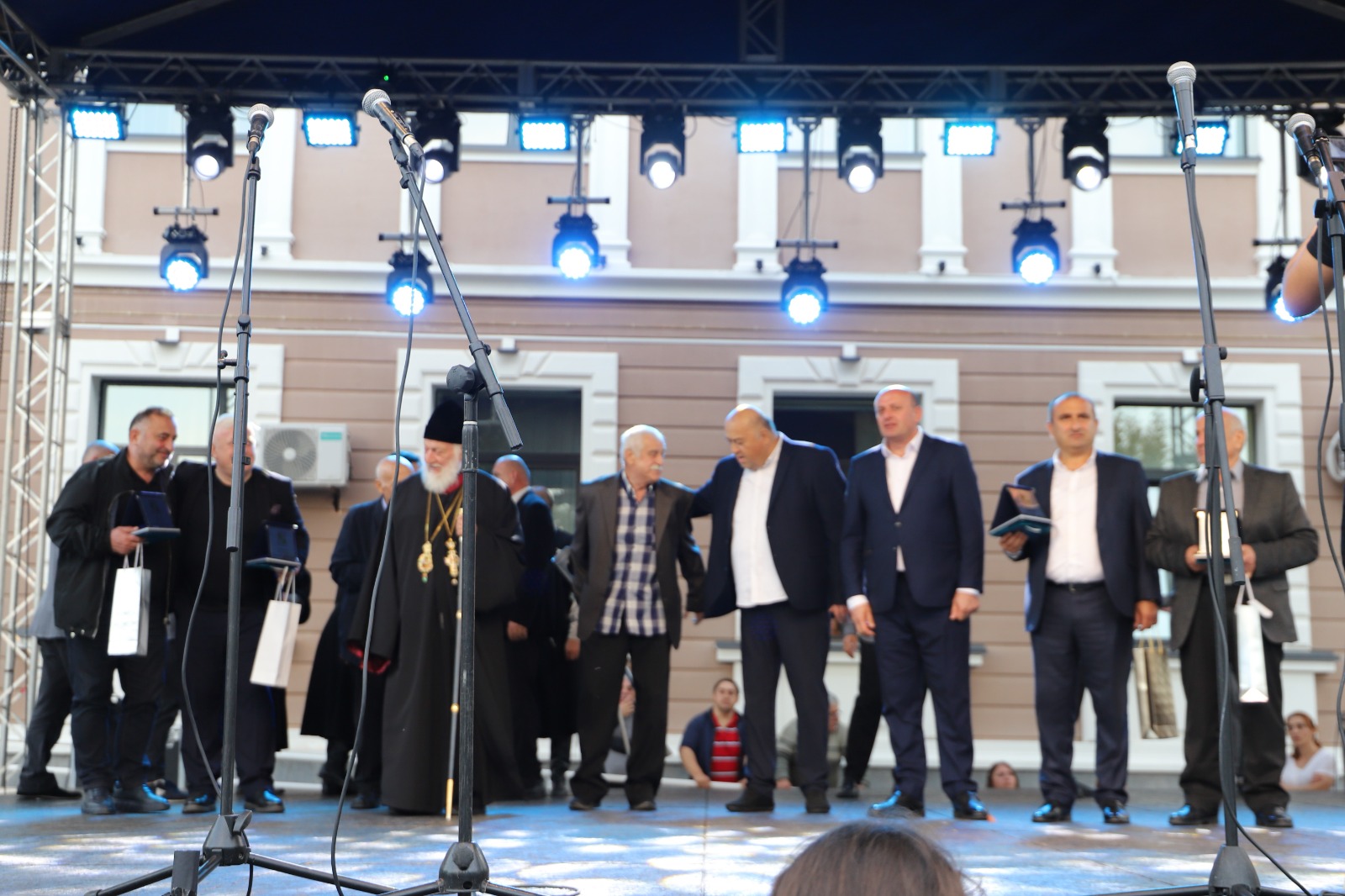 <p style="text-align: justify">თერჯოლაში სახალხო დღესასწაული "თერჯოლობა 2025" მრავალფეროვანი ღონისძიებების ფონზე ჩატარდა.</p><p style="text-align: justify">მუნიციპალიტეტის მერიის ინფორმაციით, ღონისძიების ფარგლებში, თერჯოლის ცენტრალურ ნაწილში მოეწყო ეთნო კუთხეები, სადაც მუნიციპალიტეტში შემავალი ყველა ადმინისტრაციული ერთეულის წარმომადგენელმა საკუთარი სოფლის პრეზენტაცია გამართა.</p><p style="text-align: justify">"თერჯოლობისთვის დაგეგმილი აქტივობები ყველა თაობის ადამიანზე იყო გათვლილი. დღესასწაულის ფარგლებში, თერჯოლის ქუჩებში ცხენოსნებით და ფაიტონით, მეარღნის თანხლებით საზეიმო მსვლელობა მოეწყო. ამფითეატრის სცენაზე კონცერტი გაიმართა, სადაც ერთმანეთს ადგილობრივი ჯგუფები და შემსრულებლები ენაცვლებოდნენ.</p><p style="text-align: justify">"თერჯოლობა 2025" თერჯოლის საპატიო მოქალაქეების დაჯილდოებით და ჯგუფ "ურსას" კონცერტით დასრულდა", - აღნიშნულია ინფორმაციაში.</p>