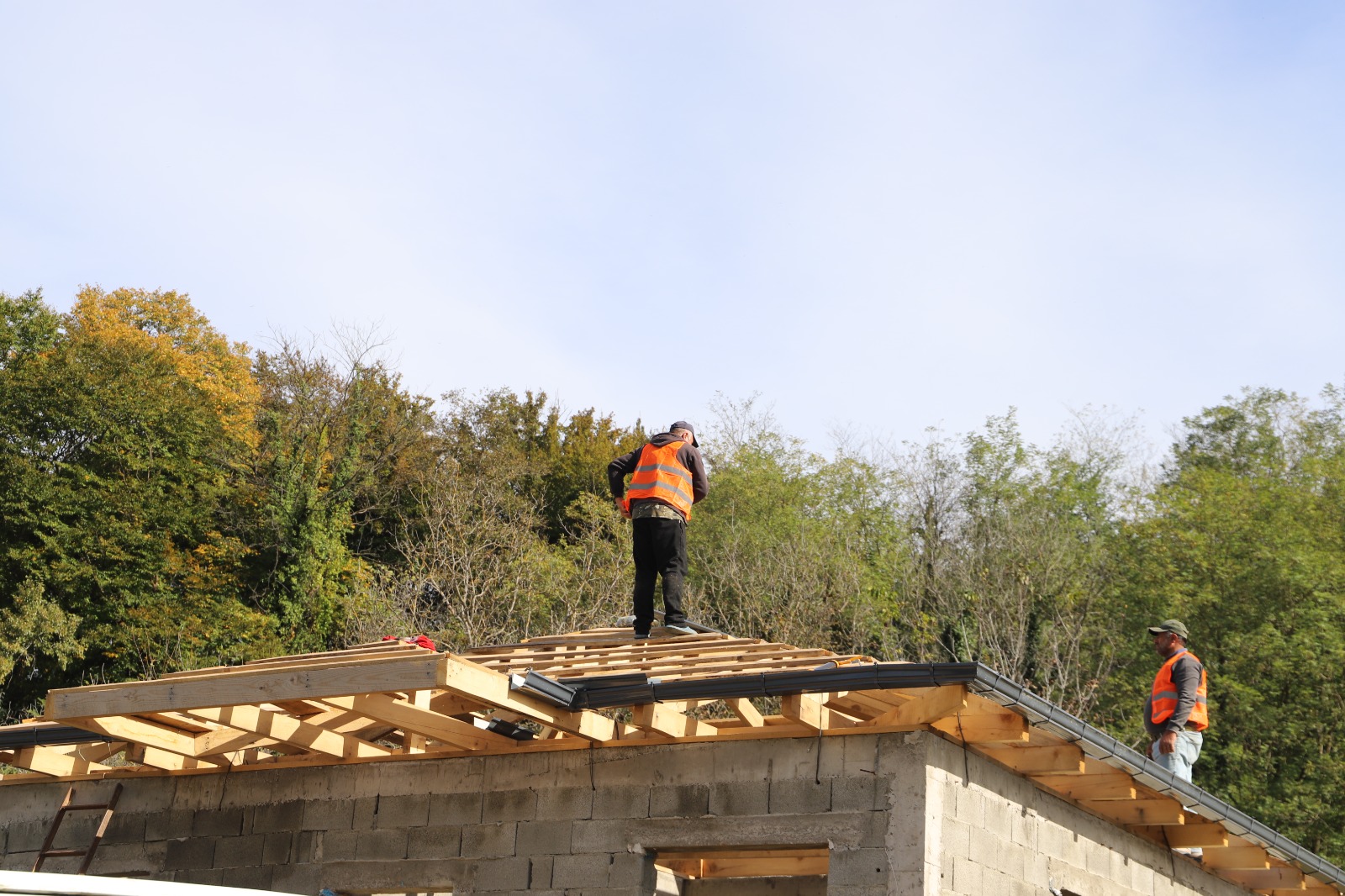 <p style="text-align: justify">თერჯოლის მუნიციპალიტეტის მერი მანუჩარ რობაქიძე, იმერეთში სახელმწიფო რწმუნებულთან ლევან ზალკალიანთან და საკრებულოს თავმჯდომარე გიორგი ბარათაშვილთან ერთად, სოციალურად დაუცველი ოჯახებისთვის საცხოვრებელი სახლების მშენებლობის პროცესს გაეცნო.</p><p style="text-align: justify">ახალი საცხოვრებელი სახლი მუნიციპალიტეტში მცხოვრებ 9 უსახლკარო, სოციალურად დაუცველ ოჯახს გადაეცემა. </p><p style="text-align: justify">მუნიციპალიტეტის მერიის ინფორმაციით, სოციალურად დაუცველი ოჯახების დახმარებისა და გაძლიერების მიზნით, აღნიშნული პროგრამის ფარგლებში ადგილობრივი ბიუჯეტიდან 400 000 ლარია გამოყოფილი.</p><p style="text-align: justify">სოციალური პროგრამა, რომელიც თერჯოლის მუნიციპალიტეტში 2019 წლიდან ხორციელდება, ითვალისწინებს ინდივიდუალური სახლების მშენებლობას, ან შეძენას მძიმე საყოფაცხოვრებო პირობების მქონე სოციალურად დაუცველი პირებისთვის, რომელთა სახლები დაზიანების მასშტაბის გამო დემონტაჟს ექვემდებარება.</p><p style="text-align: justify">პროგრამის ფარგლებში ახალი საცხოვრებელი სახლი უკვე 50 ოჯახს გადაეცა.</p>