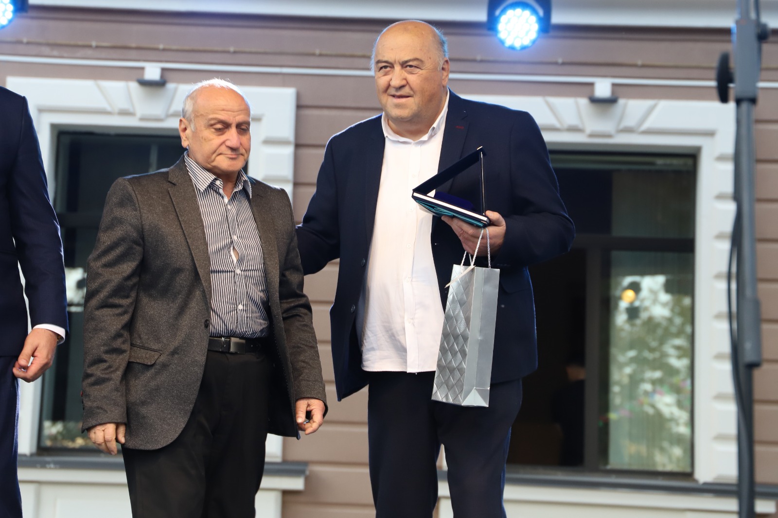 <p style="text-align: justify">თერჯოლაში სახალხო დღესასწაული "თერჯოლობა 2025" მრავალფეროვანი ღონისძიებების ფონზე ჩატარდა.</p><p style="text-align: justify">მუნიციპალიტეტის მერიის ინფორმაციით, ღონისძიების ფარგლებში, თერჯოლის ცენტრალურ ნაწილში მოეწყო ეთნო კუთხეები, სადაც მუნიციპალიტეტში შემავალი ყველა ადმინისტრაციული ერთეულის წარმომადგენელმა საკუთარი სოფლის პრეზენტაცია გამართა.</p><p style="text-align: justify">"თერჯოლობისთვის დაგეგმილი აქტივობები ყველა თაობის ადამიანზე იყო გათვლილი. დღესასწაულის ფარგლებში, თერჯოლის ქუჩებში ცხენოსნებით და ფაიტონით, მეარღნის თანხლებით საზეიმო მსვლელობა მოეწყო. ამფითეატრის სცენაზე კონცერტი გაიმართა, სადაც ერთმანეთს ადგილობრივი ჯგუფები და შემსრულებლები ენაცვლებოდნენ.</p><p style="text-align: justify">"თერჯოლობა 2025" თერჯოლის საპატიო მოქალაქეების დაჯილდოებით და ჯგუფ "ურსას" კონცერტით დასრულდა", - აღნიშნულია ინფორმაციაში.</p>