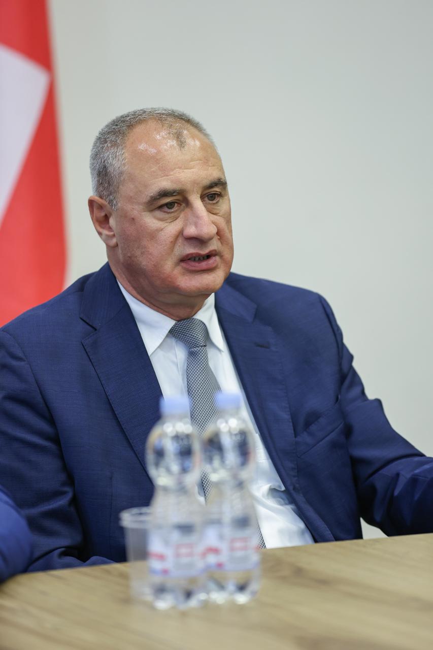 <p style="text-align: justify">ქვემო ქართლში სახელმწიფო რწმუნებულმა ილია ჯალაღანიამ, თეთრიწყაროს მუნიციპალიტეტის მერიის თანამშრომლებს ახლად არჩეული მერი მიხეილ აფციაური წარუდგინა.</p><p style="text-align: justify">მუნიციპალიტეტის მერიის ინფორმაციით, სახელმწიფო რწმუნებულმა ახლად არჩეულ მერს წარმატებები უსურვა, ხაზი გაუსვა ცენტრალური და ადგილობრივი ხელისუფლების კოორდინირებული მუშაობის მნიშვნელობას მუნიციპალიტეტში მიმდინარე და დაგეგმილი პროექტების ეფექტიანად განხორციელების პროცესში. ასევე აღინიშნა, რომ პრიორიტეტულია მოსახლეობის საჭიროებებსა და არსებულ გამოწვევებზე დროული რეაგირება.</p><p style="text-align: justify">შეხვედრას ქვემო ქართლში სახელმწიფო რწმუნებულის მოადგილე სოსო ალიბეგაშვილი და ადგილობრივი ხელისუფლების წარმომადგენლები ესწრებოდნენ.</p>