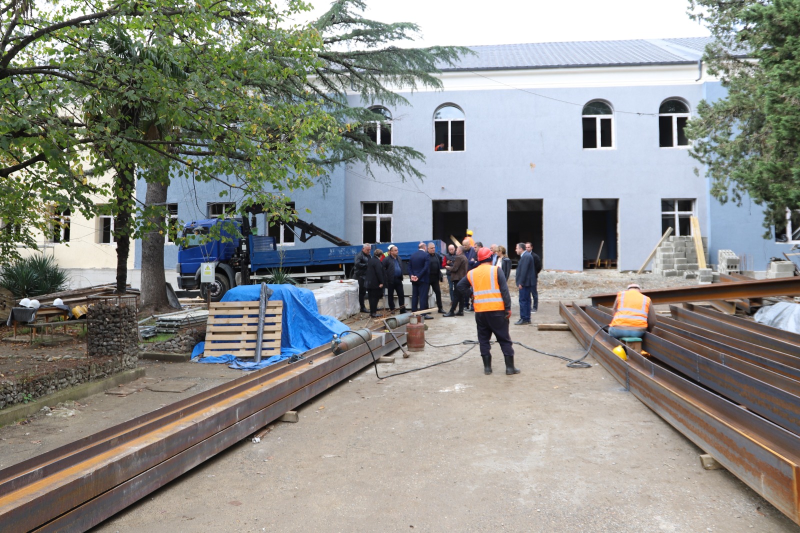 <p style="text-align: justify">თერჯოლის მუნიციპალიტეტის მერმა მანუჩარ რობაქიძემ, ინფრასტრუქტურის განვითარების მინისტრ რევაზ სოხაძესთან ერთად თერჯოლაში მიმდინარე ინფრასტრუქტურული პროექტები დაათვალიერა. </p><p style="text-align: justify">მუნიციპალიტეტის მერი ინფრასტრუქტურის მინისტრთან ერთად ქ. თერჯოლის #1 საჯარო სკოლისა და ქ. თერჯოლის წყალმომარაგების სისტემის</p><p style="text-align: justify">სარეაბილიტაციო სამუშაოებს ადგილზე გაეცნო. ხელმძღვანელმა პირებმა ყურადღება გაამახვილეს პროექტების კანონით გათვალისწინებულ ვადებში სამუშაოების ხარისხიანად შესრულებაზე და კონტრაქტორ კომპანიებს გარკვეული მითითებები მისცეს.</p>