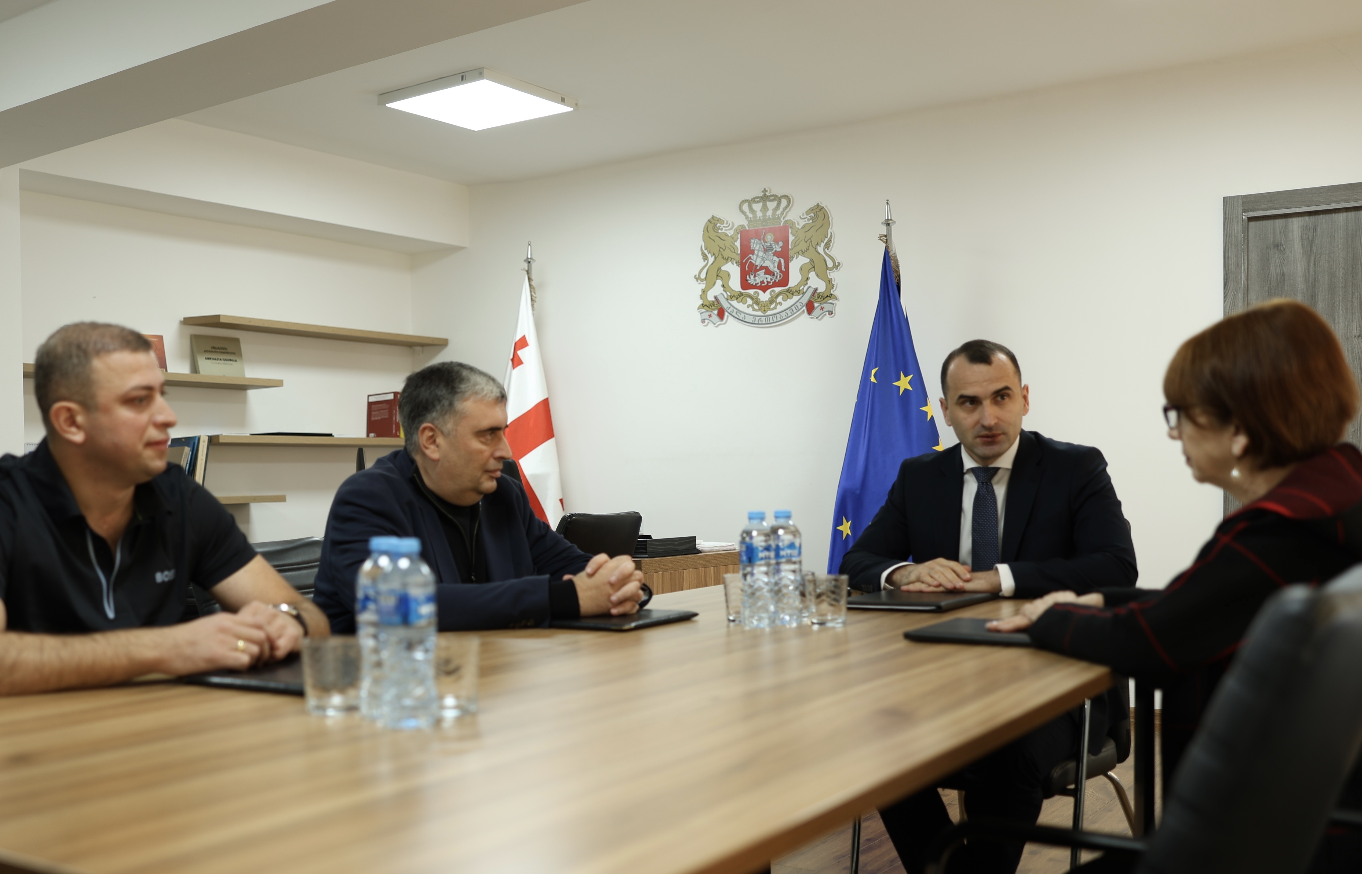 ბესიკ კუსიდი თბილისის წამყვანი კლინიკების წარმომადგენლებს შეხვდა