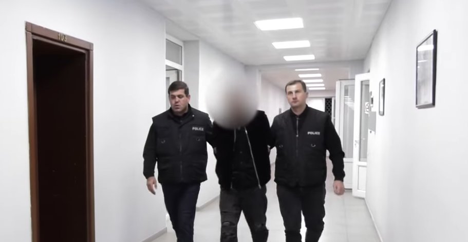 ჯანმრთელობის განზრახ მსუბუქი დაზიანებისა და ცეცხლსასროლი იარაღის უკანონო შეძენა-შენახვა-ტარების ბრალდებით ერთი პირი დააკავეს
