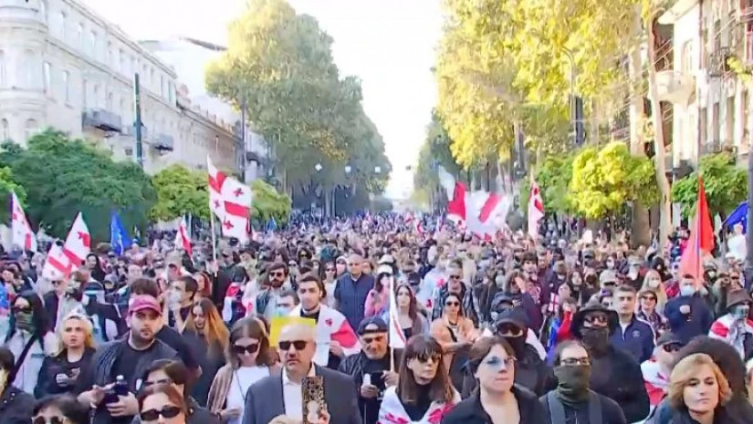 თბილისში საპროტესტო მსვლელობა მიმდინარეობს
