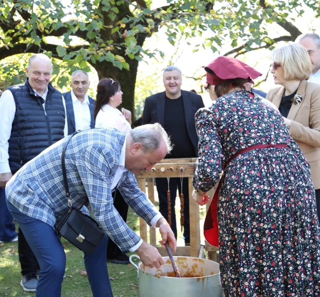 წყალტუბოში ტრადიციული სახალხო დღესასწაული "შემოდგომის წყალტუბო 2025" აღინიშნა