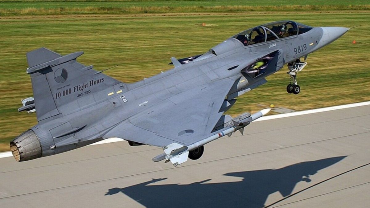 Zelenskyy hails ‘historic’ deal for up to 150 Gripen fighters, first jets due in 2026