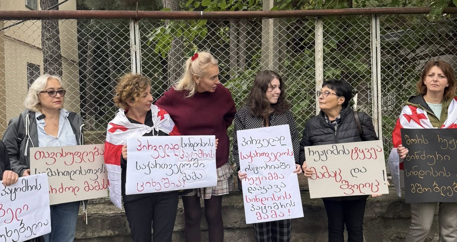 რუსთავის იზოლატორთან ზურაბ ცეცხლაძის, გიორგი ლიფონავას და ნათია ლეთოდიანის მხარდამჭერი აქცია გაიმართა