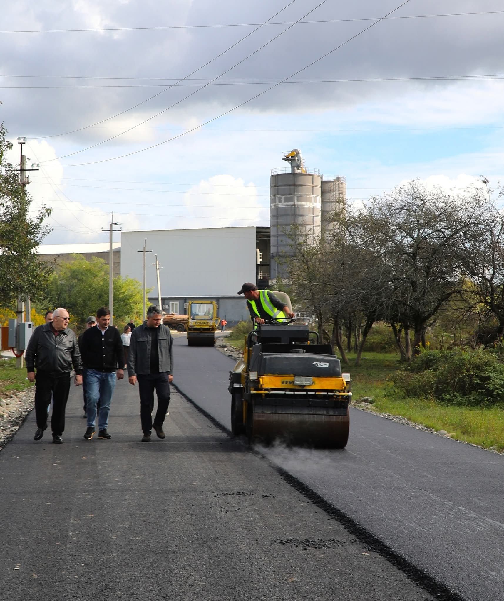 ზუგდიდის მუნიციპალიტეტის სოფელ ახალაბასთუმანში გზის სარეაბილიტაციო სამუშაოები დასრულების ეტაპზეა