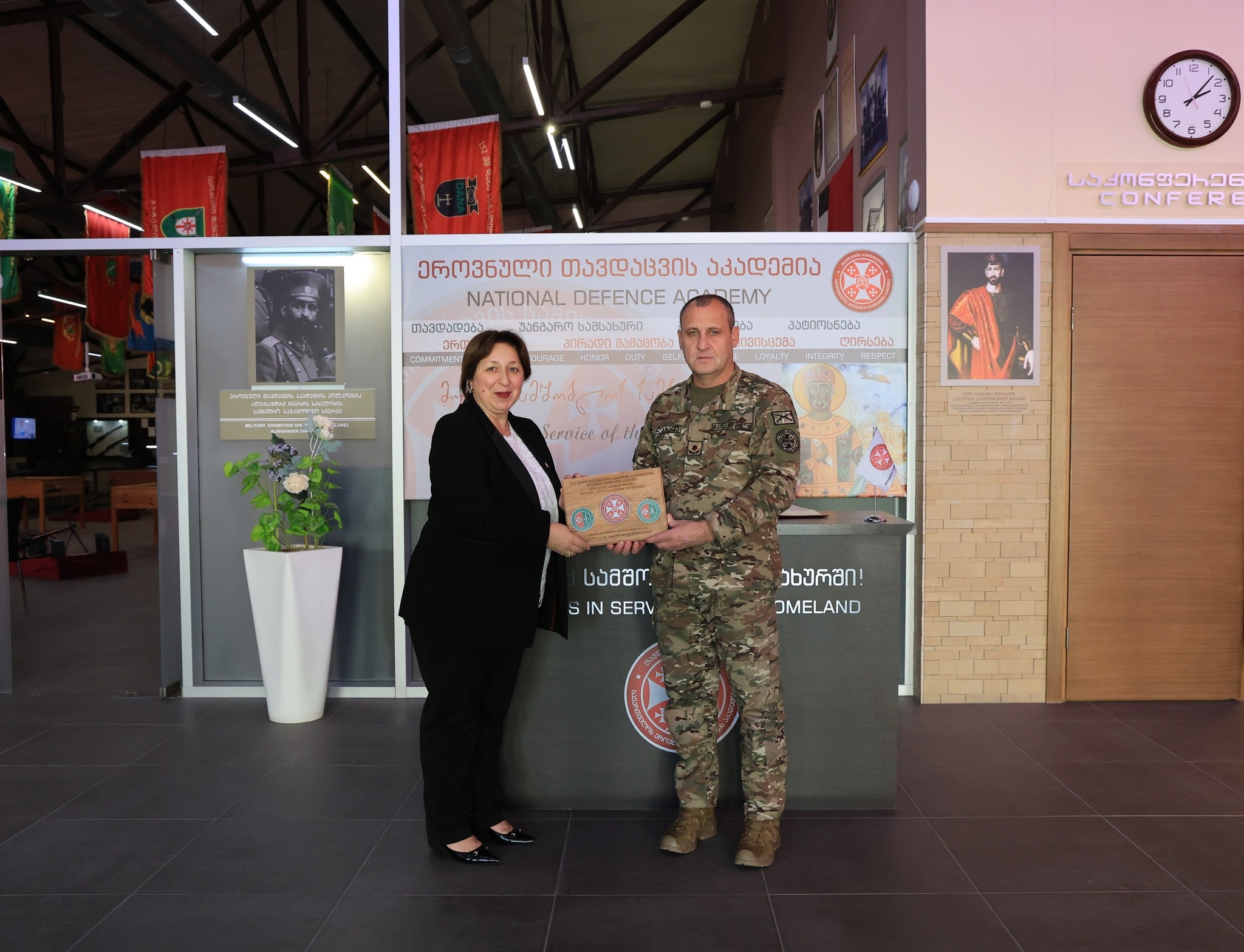 <p style="text-align: justify">დავით აღმაშენებლის სახელობის საქართველოს ეროვნული თავდაცვის აკადემიასა და სოხუმის სახელმწიფო უნივერსიტეტს შორის ურთიერთთანამშრომლობის მემორანდუმი გაფორმდა.</p><p style="text-align: justify">მემორანდუმს ხელი ეროვნული თავდაცვის აკადემიის რექტორმა, ბრიგადის გენერალმა მამია ბალახაძემ და სოხუმის სახელმწიფო უნივერსიტეტის რექტორმა, პროფესორმა თეა ჯუღელმა მოაწერეს.</p><p style="text-align: justify">მემორანდუმის გაფორმება მიზნად ისახავს თანამშრომლობას მხარეთა საერთო ინტერესების სფეროში შემავალ აქტუალურ საკითხებზე, ერთობლივი პროფესიული, სასწავლო-საგანმანათლებლო და კვლევითი პროექტების, ღონისძიებების დაგეგმვას და განხორციელებას.</p><p style="text-align: justify">ღონისძიების ფარგლებში სოხუმის სახელმწიფო უნივერსიტეტის წარმომადგენლებმა აკადემიის ინფრასტრუქტურა, ბიბლიოთეკა, საგამოცდო ცენტრი, სასწავლო აუდიტორიები/ლაბორატორიები და სამუზეუმო სივრცე დაათვალიერეს.</p><p>&nbsp;</p>