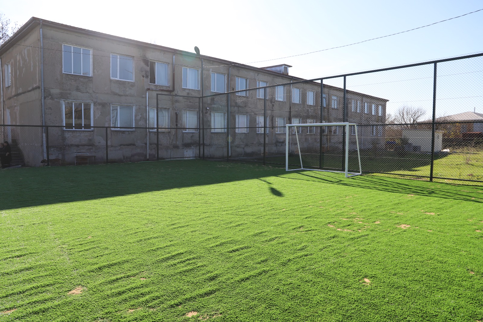 <p style="text-align: justify">თერჯოლის მუნიციპალიტეტის მერი მანუჩარ რობაქიძე, საკრებულოს თავმჯდომარე სოსო ჩაფიჩაძესთან ერთად, მუნიციპალიტეტში მიმდინარე სპორტული მინი მოედნების მოწყობა-რეაბილიტაციის დასკვნით სამუშაოებს გაეცნო. </p><p style="text-align: justify">2025 წელს, ახალგაზრდებში ჯანსაღი ცხოვრების წესის ხელშეწყობის მიზნით, ადგილობრივი მოსახლეობის თხოვნის საფუძველზე, ახალი სპორტული მინი მოედანი ექვს ადმინისტრაციულ ერთეულში ეწყობა.</p><p style="text-align: justify">თანამედროვე სპორტული ობიექტების რეაბილიტაცია სოფლის მხარდამჭერი პროგრამიდან ადგილობრივი ბიუჯეტის თანადაფინანსებით ხორციელდება და მისი საერთო ღირებულება 345 000 ლარია.</p>