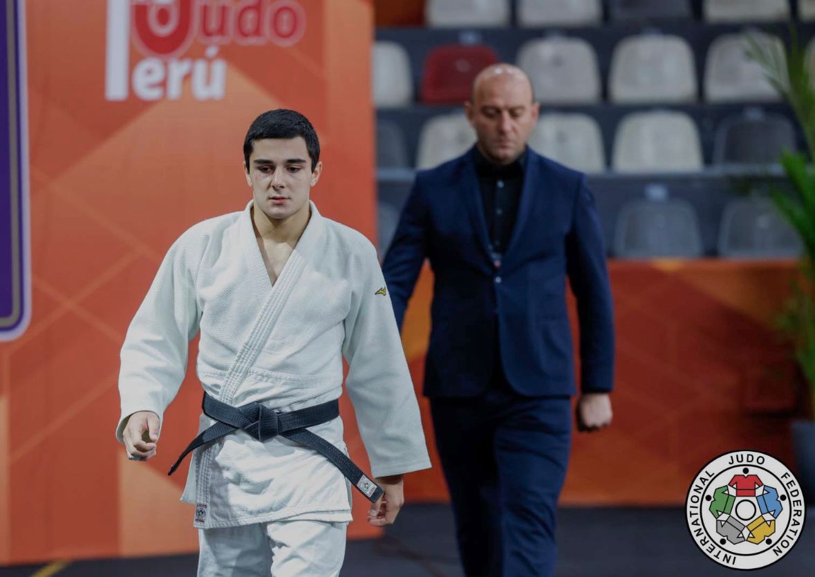 <p style="text-align: justify">19 წლის ქართველი ძიუდოისტი <strong><em>თორნიკე გიგაური</em></strong> პერუს დედაქალაქ ლიმაში 2025 წლის მსოფლიოს ახალგაზრდულ ჩემპიონატზე ოქროს მედალი მოიპოვა. მალევე სამშობლოში დაბრუნების შემდეგ თბილისის "მასტერსის" გამარჯვებულიც გახდა. ეს წარმატებული ოქტომბერი მხოლოდ ერთ-ერთი ეპიზოდი იყო იმ დიდი გზისა, რომელიც სპორტსმენს წინ ელის.</p><p style="text-align: justify">ძიუდოსთან ურთიერთობა 9 წლის ასაკში დაიწყო, მაშინ, როდესაც მშობლებმა ენერგიული და ცელქი თორნიკე, სპორტის ამ სახეობაზე შეიყვანეს. მისი მაგალითი და შთაგონება ბავშვობიდანვე უშიშარი და მებრძოლი სტილით გამორჩეული ლაშა შავდათუაშვილი იყო. მისი ხასიათის გადმოტანა ყოველთვის თავადაც სურდა ტატამზე.</p><p style="text-align: justify">პირველი წარმატების ემოცია დღემდე ახსოვს, ჭაბუკთა საქართველოს ჩემპიონატზე გამარჯვება მისთვის გარდამტეხი იყო, რადგან ამ შედეგმა საქართველოს ძიუდოისტთა ნაკრებში მოსახვედრად გაუხსნა გზა.</p><p style="text-align: justify">2025 წლის ოქტომბერი კი ყველაზე ნაყოფიერი თვე გამოდგა. სპორტსმენმა პერუს დედაქალაქ ლიმაში მსოფლიოს ახალგაზრდულ ჩემპიონატზე, 66 კგ წონით კატეგორიაში ოქროს მედალი მოიპოვა. ფინალამდე, ქართველმა ყაზახი აკილჟან ჟუბათკანოვი, ლიეტუველი სიმას პოლიკევიჩუსი, უზბეკი დილშოდბეკ ჰამროევი და აზერბაიჯანელი ნიზამი იმრანოვი დაამარცხა.</p><p style="text-align: justify">თორნიკესთვის ყველაზე დიდი გამოწვევა მეოთხედფინალი იყო. ფიზიკურად ძლიერი მეტოქე, ქართველს ილეთების გაკეთების საშუალებას არ აძლევდა, რთული სიტუაციის მიუხედავად, გიგაურმა შეხვედრის მოგება მაინც მოახერხა. უკვე ოქროს მედლისათვის შეხვედრაში ქართველი, ძიუდოს საერთაშორისო ფედერაციის დროშით მოასპარეზე, აბდულახ პარჩიევსაც დაუპირისპირდა და მას სძლია.</p><p style="text-align: justify">"თავიდანვე ვერ გავიაზრე, რომ მსოფლიოს ჩემპიონი გავხდი და ის ემოციები ვერ გამოვხატე, მაგრამ ნელ-ნელა მოვდიოდი აზრზე და ვხვდებოდი, რომ იმ მიზანს კიდევ ერთი ნაბიჯით მივუახლოვდი, რაც საბოლოოდ დასახული მაქვს”, - აღნიშნავს სპორტსმენი <strong><em>Front News-თან.</em></strong></p><p style="text-align: justify">გიგაურისთვის გამარჯვება შრომისა და მენტალური გამძლეობის ერთობლივი შედეგია. მისი თქმით, ფიზიკური ვარჯიში და ყოველდღიური რუტინა იმ ძალას აძლევს, რომელიც საბოლოოდ ფსიქოლოგიურადაც ამაგრებს.</p><p style="text-align: justify">ტატამზე გასვლამდე ლოცულობს, ეს მისი ტრადიციაა, რომელიც ყოველ შეხვედრაზე მას სიმშვიდეს ანიჭებს.</p><p style="text-align: justify">არასოდეს ჩერდება იმაზე, რაც უკვე მოიპოვა. ამას ისიც ადასტურებს, რომ მსოფლიო ჩემპიონობის შემდეგ სამშობლოში დაბრუნებულმა საქართველოს "მასტერსში” გამარჯვებაც შეძლო.</p><p style="text-align: justify">"ჩემი მოტივაცია ჩემი ოჯახია, რადგან ისინი ყველაფერს აკეთებდნენ და აკეთებენ მთელი ეს დრო, რომ გავმხდარიყავი ჩემპიონი და ვფიქრობ, არ მაქვს უფლება მათ ეს ამაგი არ დავუფასო”, - აღნიშნავს თორნიკე გიგაური.</p><p style="text-align: justify">დღეს ის აქტიურად არის ჩართული ვარჯიშებს და შეკრებებში. ჯერ ზუსტად არ იცის, რომელი იქნება მომდევნო ტურნირი, მაგრამ ყველაფრისთვის მზად არის, მთავარი მიზანი კი ოლიმპიური ჩემპიონობაა და სჯერა, რომ აუცილებლად მიაღწეს, რადგან თუ მიზანი გულწრფელია, შეუძლებელიც არაფერია.</p><p style="text-align: justify">ყველაზე მეტად საყვარელ ადამიანებთან ერთად დროის გატარება უყვარს და ამბობს, რომ სწორედ ეს აბალანსებს სპორტის გადატვირთულ გრაფიკს.</p><p style="text-align: justify">რას ეტყოდა იმ პატარა თორნიკეს, რომელიც პირველად დადგა ტატამზე? - "ვეტყოდი, რომ ეს დასაწყისია და ყველაფერი წინ არის…”</p><p style="text-align: justify"><strong><em>ლიზა ტყემალაძე</em></strong></p>