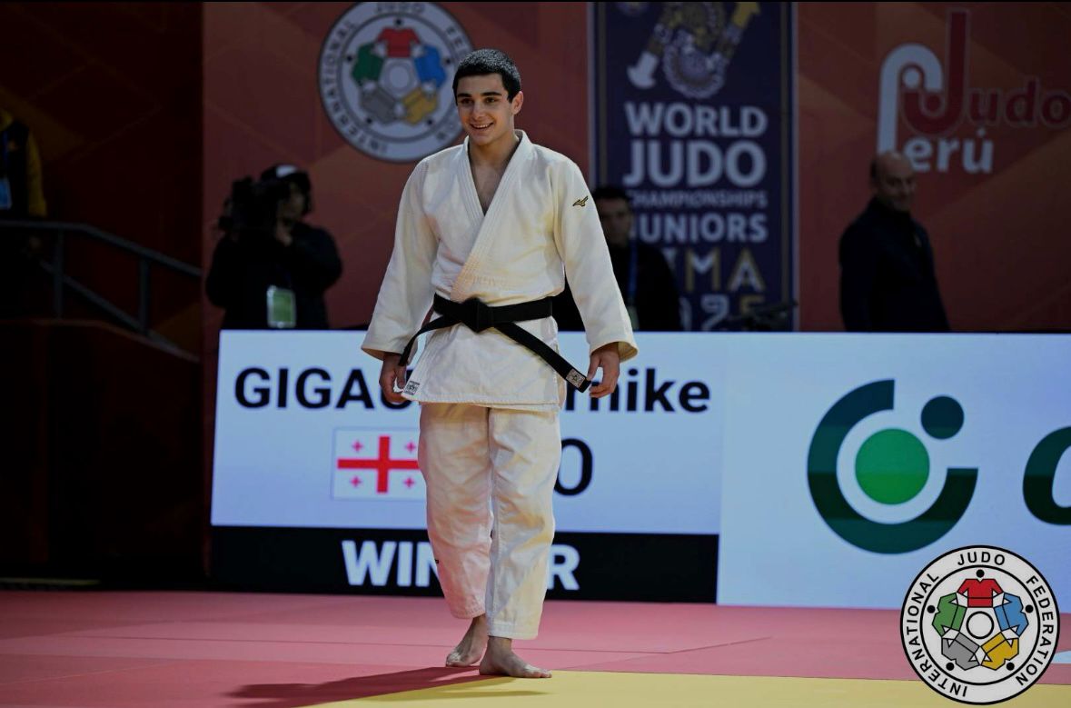 <p style="text-align: justify">19 წლის ქართველი ძიუდოისტი <strong><em>თორნიკე გიგაური</em></strong> პერუს დედაქალაქ ლიმაში 2025 წლის მსოფლიოს ახალგაზრდულ ჩემპიონატზე ოქროს მედალი მოიპოვა. მალევე სამშობლოში დაბრუნების შემდეგ თბილისის "მასტერსის" გამარჯვებულიც გახდა. ეს წარმატებული ოქტომბერი მხოლოდ ერთ-ერთი ეპიზოდი იყო იმ დიდი გზისა, რომელიც სპორტსმენს წინ ელის.</p><p style="text-align: justify">ძიუდოსთან ურთიერთობა 9 წლის ასაკში დაიწყო, მაშინ, როდესაც მშობლებმა ენერგიული და ცელქი თორნიკე, სპორტის ამ სახეობაზე შეიყვანეს. მისი მაგალითი და შთაგონება ბავშვობიდანვე უშიშარი და მებრძოლი სტილით გამორჩეული ლაშა შავდათუაშვილი იყო. მისი ხასიათის გადმოტანა ყოველთვის თავადაც სურდა ტატამზე.</p><p style="text-align: justify">პირველი წარმატების ემოცია დღემდე ახსოვს, ჭაბუკთა საქართველოს ჩემპიონატზე გამარჯვება მისთვის გარდამტეხი იყო, რადგან ამ შედეგმა საქართველოს ძიუდოისტთა ნაკრებში მოსახვედრად გაუხსნა გზა.</p><p style="text-align: justify">2025 წლის ოქტომბერი კი ყველაზე ნაყოფიერი თვე გამოდგა. სპორტსმენმა პერუს დედაქალაქ ლიმაში მსოფლიოს ახალგაზრდულ ჩემპიონატზე, 66 კგ წონით კატეგორიაში ოქროს მედალი მოიპოვა. ფინალამდე, ქართველმა ყაზახი აკილჟან ჟუბათკანოვი, ლიეტუველი სიმას პოლიკევიჩუსი, უზბეკი დილშოდბეკ ჰამროევი და აზერბაიჯანელი ნიზამი იმრანოვი დაამარცხა.</p><p style="text-align: justify">თორნიკესთვის ყველაზე დიდი გამოწვევა მეოთხედფინალი იყო. ფიზიკურად ძლიერი მეტოქე, ქართველს ილეთების გაკეთების საშუალებას არ აძლევდა, რთული სიტუაციის მიუხედავად, გიგაურმა შეხვედრის მოგება მაინც მოახერხა. უკვე ოქროს მედლისათვის შეხვედრაში ქართველი, ძიუდოს საერთაშორისო ფედერაციის დროშით მოასპარეზე, აბდულახ პარჩიევსაც დაუპირისპირდა და მას სძლია.</p><p style="text-align: justify">"თავიდანვე ვერ გავიაზრე, რომ მსოფლიოს ჩემპიონი გავხდი და ის ემოციები ვერ გამოვხატე, მაგრამ ნელ-ნელა მოვდიოდი აზრზე და ვხვდებოდი, რომ იმ მიზანს კიდევ ერთი ნაბიჯით მივუახლოვდი, რაც საბოლოოდ დასახული მაქვს”, - აღნიშნავს სპორტსმენი <strong><em>Front News-თან.</em></strong></p><p style="text-align: justify">გიგაურისთვის გამარჯვება შრომისა და მენტალური გამძლეობის ერთობლივი შედეგია. მისი თქმით, ფიზიკური ვარჯიში და ყოველდღიური რუტინა იმ ძალას აძლევს, რომელიც საბოლოოდ ფსიქოლოგიურადაც ამაგრებს.</p><p style="text-align: justify">ტატამზე გასვლამდე ლოცულობს, ეს მისი ტრადიციაა, რომელიც ყოველ შეხვედრაზე მას სიმშვიდეს ანიჭებს.</p><p style="text-align: justify">არასოდეს ჩერდება იმაზე, რაც უკვე მოიპოვა. ამას ისიც ადასტურებს, რომ მსოფლიო ჩემპიონობის შემდეგ სამშობლოში დაბრუნებულმა საქართველოს "მასტერსში” გამარჯვებაც შეძლო.</p><p style="text-align: justify">"ჩემი მოტივაცია ჩემი ოჯახია, რადგან ისინი ყველაფერს აკეთებდნენ და აკეთებენ მთელი ეს დრო, რომ გავმხდარიყავი ჩემპიონი და ვფიქრობ, არ მაქვს უფლება მათ ეს ამაგი არ დავუფასო”, - აღნიშნავს თორნიკე გიგაური.</p><p style="text-align: justify">დღეს ის აქტიურად არის ჩართული ვარჯიშებს და შეკრებებში. ჯერ ზუსტად არ იცის, რომელი იქნება მომდევნო ტურნირი, მაგრამ ყველაფრისთვის მზად არის, მთავარი მიზანი კი ოლიმპიური ჩემპიონობაა და სჯერა, რომ აუცილებლად მიაღწეს, რადგან თუ მიზანი გულწრფელია, შეუძლებელიც არაფერია.</p><p style="text-align: justify">ყველაზე მეტად საყვარელ ადამიანებთან ერთად დროის გატარება უყვარს და ამბობს, რომ სწორედ ეს აბალანსებს სპორტის გადატვირთულ გრაფიკს.</p><p style="text-align: justify">რას ეტყოდა იმ პატარა თორნიკეს, რომელიც პირველად დადგა ტატამზე? - "ვეტყოდი, რომ ეს დასაწყისია და ყველაფერი წინ არის…”</p><p style="text-align: justify"><strong><em>ლიზა ტყემალაძე</em></strong></p>