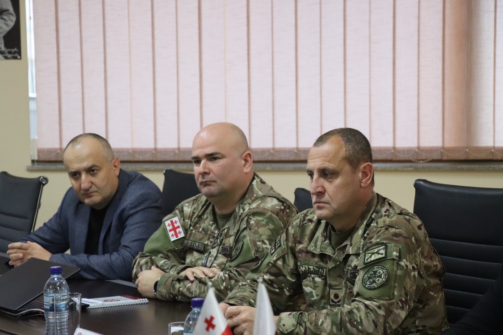 <p style="text-align: justify">დავით აღმაშენებლის სახელობის საქართველოს ეროვნული თავდაცვის აკადემიასა და სოხუმის სახელმწიფო უნივერსიტეტს შორის ურთიერთთანამშრომლობის მემორანდუმი გაფორმდა.</p><p style="text-align: justify">მემორანდუმს ხელი ეროვნული თავდაცვის აკადემიის რექტორმა, ბრიგადის გენერალმა მამია ბალახაძემ და სოხუმის სახელმწიფო უნივერსიტეტის რექტორმა, პროფესორმა თეა ჯუღელმა მოაწერეს.</p><p style="text-align: justify">მემორანდუმის გაფორმება მიზნად ისახავს თანამშრომლობას მხარეთა საერთო ინტერესების სფეროში შემავალ აქტუალურ საკითხებზე, ერთობლივი პროფესიული, სასწავლო-საგანმანათლებლო და კვლევითი პროექტების, ღონისძიებების დაგეგმვას და განხორციელებას.</p><p style="text-align: justify">ღონისძიების ფარგლებში სოხუმის სახელმწიფო უნივერსიტეტის წარმომადგენლებმა აკადემიის ინფრასტრუქტურა, ბიბლიოთეკა, საგამოცდო ცენტრი, სასწავლო აუდიტორიები/ლაბორატორიები და სამუზეუმო სივრცე დაათვალიერეს.</p><p>&nbsp;</p>