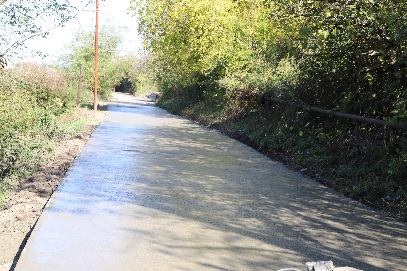 <p style="text-align: justify">თერჯოლის მუნიციპალიტეტის მერი მანუჩარ რობაქიძე საკრებულოს თავმჯდომარე სოსო ჩაფიჩაძესთან ერთად ორი ინფრასტრუქტურული პროექტის მიმდინარეობას გაეცნო.</p><p style="text-align: justify">მუნიციპალიტეტის მერიის ინფორმაციით, სოფელ ღვანკითში, ზოვრეთთან დამაკავშირებელი საავტომობილო გზის მშენებლობა აქტიურ ფაზაშია. პროექტი ხორციელდება რეგიონული განვითარების ფონდისა და ადგილობრივი ბიუჯეტის თანადაფინანსებით. სამუშაოების ფარგლებში 1,6 კმ-იან მონაკვეთზე ეწყობა არმირებული ბეტონის საფარი. პროექტის საერთო ღირებულება შეადგენს დაახლოებით 400 000 ლარს, ხოლო სამუშაოებს ასრულებს შპს „მეკა“.</p><p style="text-align: justify">ქალაქ თერჯოლაში, ჯაბიძის ქუჩაზე, სტიქიის სალიკვიდაციო ღონისძიებების ფარგლებში მიმდინარეობს საავტომობილო გზის სარეაბილიტაციო სამუშაოები. პროექტის ღირებულება შეადგენს 198 000 ლარს, რომელსაც შპს „უნივერსალ ჯორჯია“ ახორციელებს. სამუშაოების შედეგად მოეწყობა 3000 მ² არმირებული ბეტონის საფარი და სანიაღვრე სისტემა.</p><p style="text-align: justify">საგზაო ინფრასტრუქტურული პროექტების მონიტორინგში მონაწილეობდნენ ადმინისტრაციული ერთეულების მაჟორიტარი დეპუტატები და მერის წარმომადგენლები.</p>