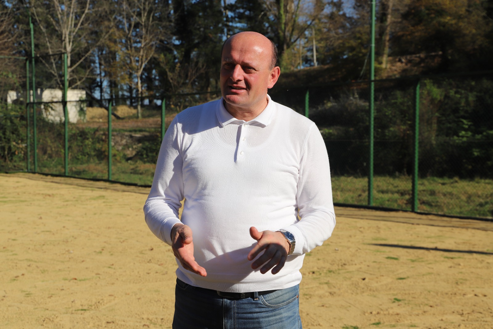 <p style="text-align: justify">თერჯოლის მუნიციპალიტეტის მერი მანუჩარ რობაქიძე, საკრებულოს თავმჯდომარე სოსო ჩაფიჩაძესთან ერთად, მუნიციპალიტეტში მიმდინარე სპორტული მინი მოედნების მოწყობა-რეაბილიტაციის დასკვნით სამუშაოებს გაეცნო. </p><p style="text-align: justify">2025 წელს, ახალგაზრდებში ჯანსაღი ცხოვრების წესის ხელშეწყობის მიზნით, ადგილობრივი მოსახლეობის თხოვნის საფუძველზე, ახალი სპორტული მინი მოედანი ექვს ადმინისტრაციულ ერთეულში ეწყობა.</p><p style="text-align: justify">თანამედროვე სპორტული ობიექტების რეაბილიტაცია სოფლის მხარდამჭერი პროგრამიდან ადგილობრივი ბიუჯეტის თანადაფინანსებით ხორციელდება და მისი საერთო ღირებულება 345 000 ლარია.</p>