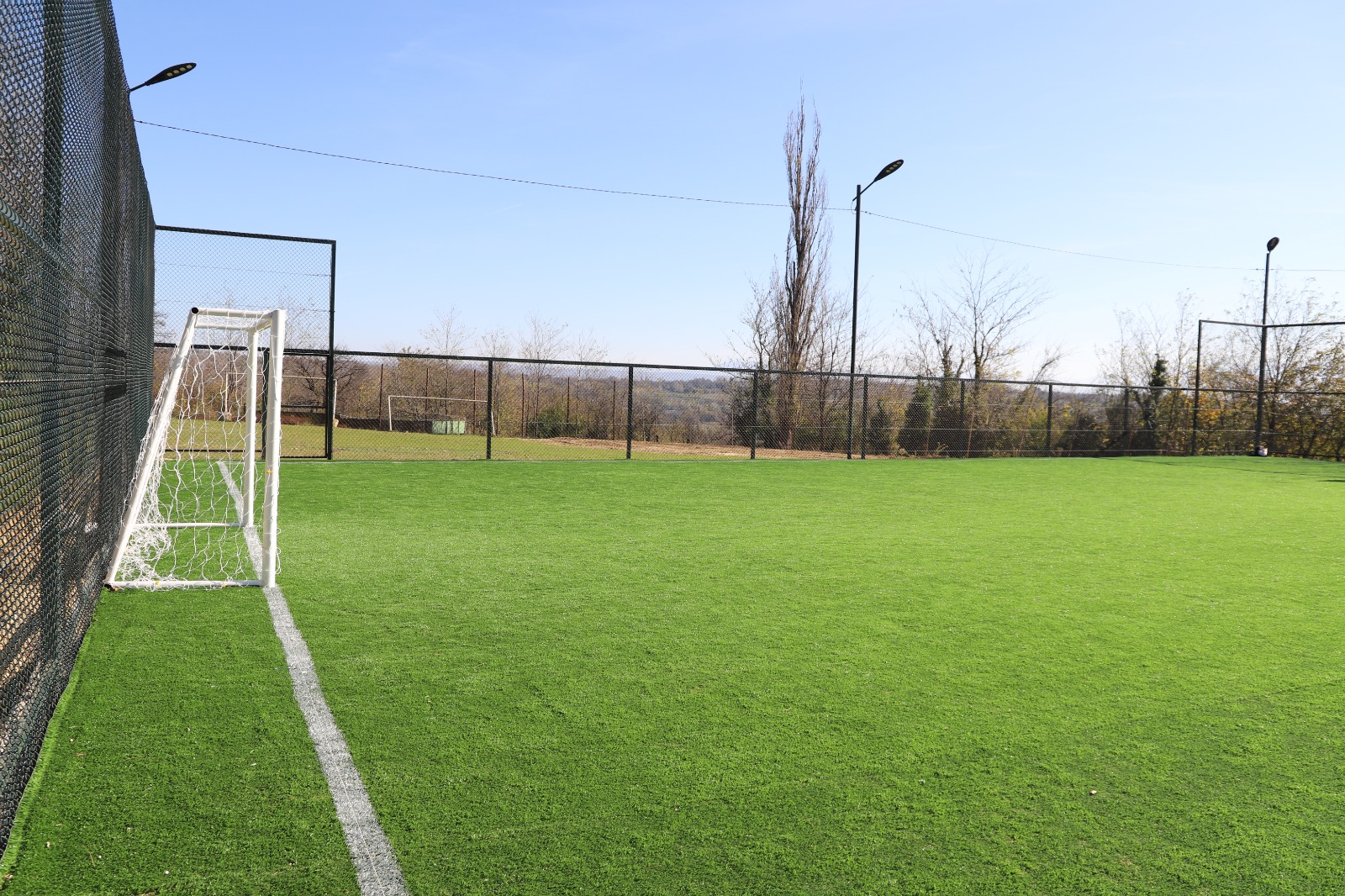 <p style="text-align: justify">თერჯოლის მუნიციპალიტეტის მერი მანუჩარ რობაქიძე, საკრებულოს თავმჯდომარე სოსო ჩაფიჩაძესთან ერთად, მუნიციპალიტეტში მიმდინარე სპორტული მინი მოედნების მოწყობა-რეაბილიტაციის დასკვნით სამუშაოებს გაეცნო. </p><p style="text-align: justify">2025 წელს, ახალგაზრდებში ჯანსაღი ცხოვრების წესის ხელშეწყობის მიზნით, ადგილობრივი მოსახლეობის თხოვნის საფუძველზე, ახალი სპორტული მინი მოედანი ექვს ადმინისტრაციულ ერთეულში ეწყობა.</p><p style="text-align: justify">თანამედროვე სპორტული ობიექტების რეაბილიტაცია სოფლის მხარდამჭერი პროგრამიდან ადგილობრივი ბიუჯეტის თანადაფინანსებით ხორციელდება და მისი საერთო ღირებულება 345 000 ლარია.</p>