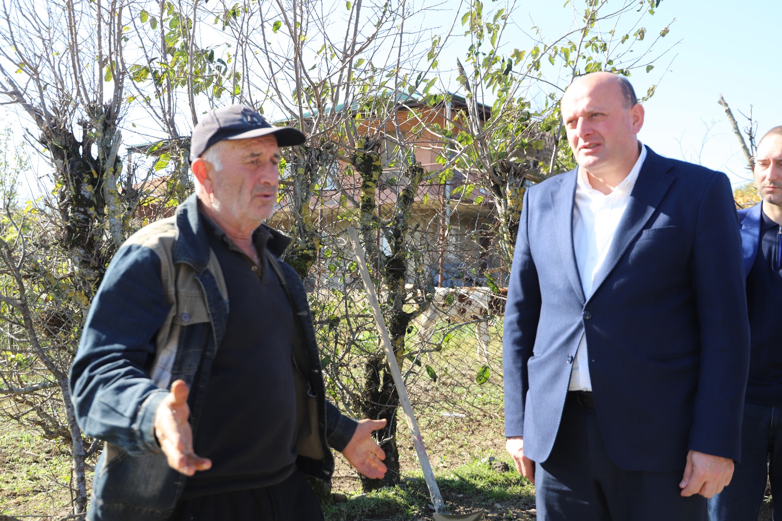 <p style="text-align: justify">თერჯოლის მუნიციპალიტეტის მერი მანუჩარ რობაქიძე საკრებულოს თავმჯდომარე სოსო ჩაფიჩაძესთან ერთად ორი ინფრასტრუქტურული პროექტის მიმდინარეობას გაეცნო.</p><p style="text-align: justify">მუნიციპალიტეტის მერიის ინფორმაციით, სოფელ ღვანკითში, ზოვრეთთან დამაკავშირებელი საავტომობილო გზის მშენებლობა აქტიურ ფაზაშია. პროექტი ხორციელდება რეგიონული განვითარების ფონდისა და ადგილობრივი ბიუჯეტის თანადაფინანსებით. სამუშაოების ფარგლებში 1,6 კმ-იან მონაკვეთზე ეწყობა არმირებული ბეტონის საფარი. პროექტის საერთო ღირებულება შეადგენს დაახლოებით 400 000 ლარს, ხოლო სამუშაოებს ასრულებს შპს „მეკა“.</p><p style="text-align: justify">ქალაქ თერჯოლაში, ჯაბიძის ქუჩაზე, სტიქიის სალიკვიდაციო ღონისძიებების ფარგლებში მიმდინარეობს საავტომობილო გზის სარეაბილიტაციო სამუშაოები. პროექტის ღირებულება შეადგენს 198 000 ლარს, რომელსაც შპს „უნივერსალ ჯორჯია“ ახორციელებს. სამუშაოების შედეგად მოეწყობა 3000 მ² არმირებული ბეტონის საფარი და სანიაღვრე სისტემა.</p><p style="text-align: justify">საგზაო ინფრასტრუქტურული პროექტების მონიტორინგში მონაწილეობდნენ ადმინისტრაციული ერთეულების მაჟორიტარი დეპუტატები და მერის წარმომადგენლები.</p>