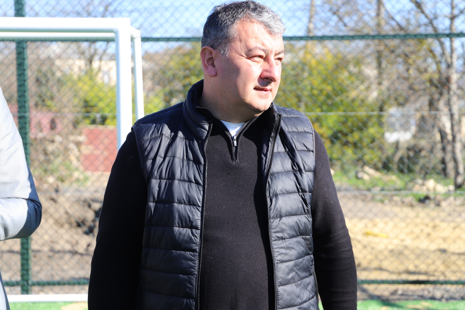 <p style="text-align: justify">თერჯოლის მუნიციპალიტეტის მერი მანუჩარ რობაქიძე, საკრებულოს თავმჯდომარე სოსო ჩაფიჩაძესთან ერთად, მუნიციპალიტეტში მიმდინარე სპორტული მინი მოედნების მოწყობა-რეაბილიტაციის დასკვნით სამუშაოებს გაეცნო. </p><p style="text-align: justify">2025 წელს, ახალგაზრდებში ჯანსაღი ცხოვრების წესის ხელშეწყობის მიზნით, ადგილობრივი მოსახლეობის თხოვნის საფუძველზე, ახალი სპორტული მინი მოედანი ექვს ადმინისტრაციულ ერთეულში ეწყობა.</p><p style="text-align: justify">თანამედროვე სპორტული ობიექტების რეაბილიტაცია სოფლის მხარდამჭერი პროგრამიდან ადგილობრივი ბიუჯეტის თანადაფინანსებით ხორციელდება და მისი საერთო ღირებულება 345 000 ლარია.</p>