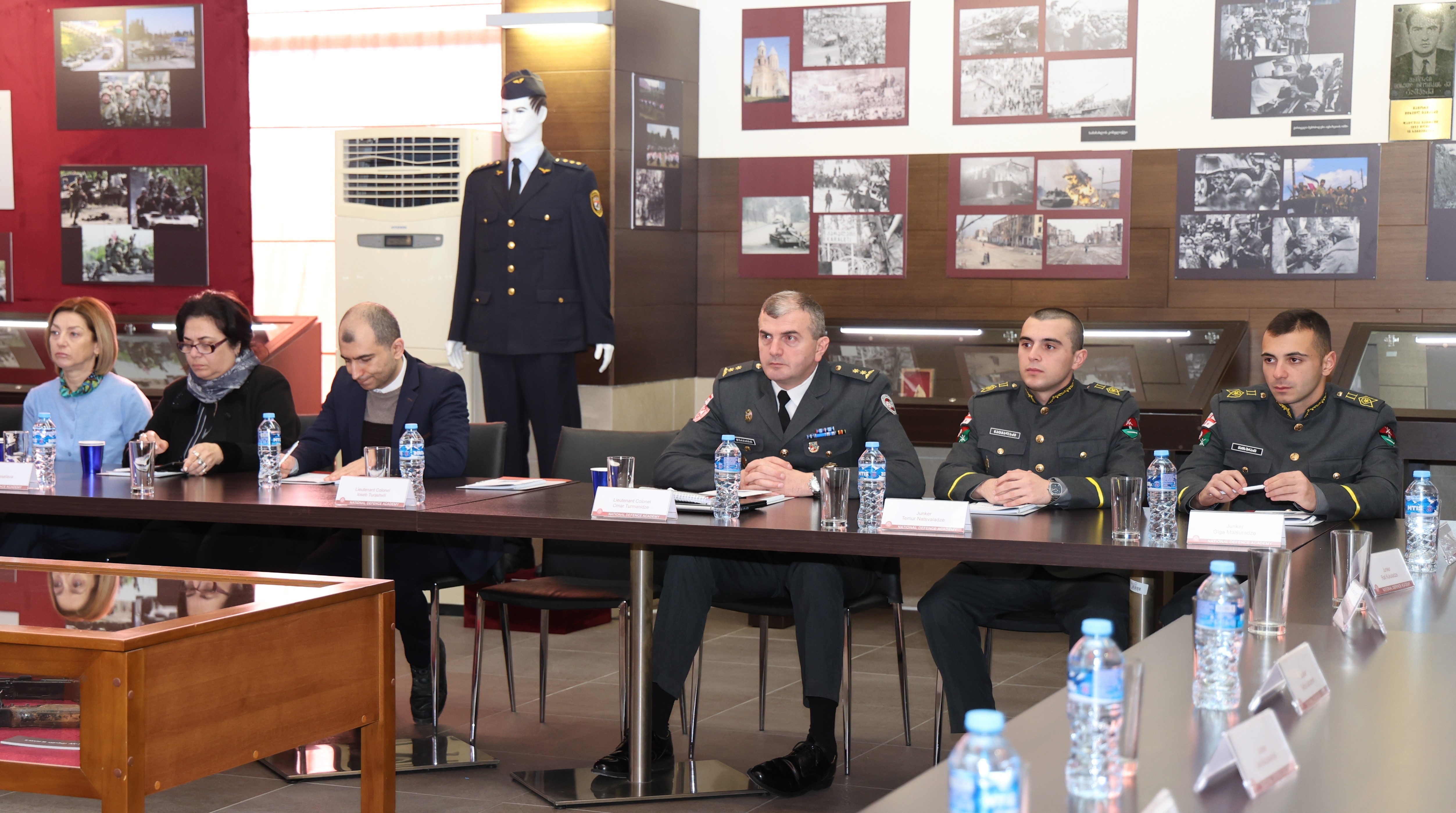 <p style="text-align: justify">დავით აღმაშენებლის სახელობის საქართველოს ეროვნული თავდაცვის აკადემიაში ჰიბრიდულ რეჟიმში საერთაშორისო სტუდენტური კონფერენცია „თავდაცვის ინოვაციები და საერთაშორისო პარტნიორობა“ ჩატარდა.</p><p style="text-align: justify">კონფერენცია გახსნა და მისასალმებელი სიტყვა წარმოთქვა აკადემიის სამეცნიერო კვლევითი ცენტრის უფროსმა, პოლკოვნიკმა გიორგი ლაღიაშვილმა.</p><p style="text-align: justify">ღონისძიებას ესწრებოდნენ აკადემიის ხელმძღვანელი პირები, აკადემიური პერსონალი, მკვლევრები და მოწვეული სტუმრები.</p><p style="text-align: justify">კონფერენციაზე გაკეთდა მოხსენებები აქტუალურ თემებზე, აუდიტორიის მხრიდან დაისვა არაერთი კითხვა, რაზეც მომხსენებლებმა თავიანთი კომპეტენციის ფარგლებში გასცეს ამომწურავი პასუხები.</p><p style="text-align: justify">კონფერენციის დასრულების შემდეგ, მონაწილეებს სერტიფიკატები გადაეცათ.</p>