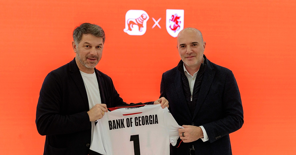 <p style="text-align: justify">საქართველოს ბანკი, როგორც ქართული სპორტის, განსაკუთრებით კი ქართული  ფეხბურთის ქომაგი და მთავარი სპონსორი, ქართველი ფეხბურთელების მხარდაჭერას აგრძელებს. საქართველოს ბანკის გენერალურმა დირექტორმა  დღეს დაგროვილი ქონების ისტორიულ შენობაში საქართველოს ფეხბურთის ფედერაციის პრეზიდენტსა და ეროვნული ნაკრების  წევრებს უმასპინძლა. </p><p style="text-align: justify">„მოხარული ვარ რომ დღეს მაქვს პატივი, ვუმასპინძლო საქართველოს ფეხბურთის ეროვნულ ნაკრებს, სპორტსმენებს, რომლებმაც სრულიად შეცვალეს ფეხბურთის ისტორია ბოლო წლების განმავლობაში და ის საერთოდ სხვა ეტაპზე აიყვანეს. მადლობა მათ თითოეული ემოციისთვის, სიამაყის მიზეზისთვის, მეტოქის კარში გატანილი თუ ჩვენი კარის მისამართით აღებული გოლისთვის. მადლობა იმისთვის, რომ კვლავ გაგვახსენეს გულშემატკივრობის გემო, ერთიანობის სიხარული. მადლობა იმისთვის, რომ დაგვაჯერეს, ზღაპრის ბოლო რომ კეთილია და გაგვხადეს იმ მოვლენის მონაწილეები, შვილიშვილებს რომ მოვუყვებით. ძალიან გვეამაყება, რომ ჯერ კიდევ 2022 წლიდან საქართველოს ბანკი  საქართველოს ეროვნული საფეხბურთო ნაკრების მთავარი მხარდამჭერია. თანამშრომლობის ფარგლებში, ბანკი  მხარს უჭერს არამხოლოდ  საქართველოს ფეხბურთის ეროვნულ ნაკრებს, არამედ ქალთა, ვაჟთა და ფუტსალის ეროვნულ და ასაკობრივ ნაკრებ გუნდებს. ამ პარტნიორობით თავიდანვე გვსურდა ჩვენი წვლილი შეგვეტანა იმ საქმეში, რასაც ქართული სპორტის განვითარება ქვია. ჩვენთვის განსაკუთრებით დიდი პატივია ეროვნული ნაკრების გვერდით დგომა, რადგან მათ უკვე მოგვიტანეს არაერთი შთამბეჭდავი გამარჯვება და დარწმუნებული ვარ, მათი წარმატება ბევრ ახალგაზრდას მისცემს სტიმულს, არ გაჩერდეს და კიდევ უკეთ აითვისოს და გამოავლინოს საკუთარი პოტენციალი“,- აღნიშნა არჩილ გაჩეჩილაძემ, საქართველოს ბანკის გენერალურმა დირექტორმა.  </p><p style="text-align: justify">“უკვე სამ წელზე მეტია, რაც საქართველოს ბანკი საქართველოს ფეხბურთის ფედერაციის გენერალური პარტნიორია და შეგვიძლია სრული პასუხისმგებლობით ვთქვათ, რომ ეს თანამშრომლობა ერთ-ერთი ყველაზე წარმატებული და ნაყოფიერია  ქართული ფეხბურთის თანამედროვე ისტორიაში. ამ წლებმა არა მხოლოდ მნიშვნელოვანი პროგრესი მოიტანა, არამედ დაუვიწყარი გამარჯვებები და ისტორიული წარმატებები — როგორც ეროვნული, ისე ასაკობრივი და ქალთა ნაკრებების, ასევე ფუტსალის ეროვნული გუნდის დონეზე. საქართველოს ეროვნული ნაკრების დღევანდელი სტუმრობა საქართველოს ბანკში სიმბოლურად წარმოაჩენს იმ მჭიდრო ურთიერთობას, რომელიც ჩვენს ორგანიზაციებს შორის ჩამოყალიბდა. მოხარული ვარ, რომ გვაქვს შესაძლებლობა, ერთად ვიზრუნოთ ფეხბურთის განვითარებზე და წვლილი შევიტანოთ მომავალი თაობების წარმატებაში. მჯერა, რომ ჩვენი თანამშრომლობა მომავალშიც გაგრძელდება, კიდევ უფრო გაფართოვდება და ახალ ენერგიას შესძენს ქართული ფეხბურთის წინსვლას — როგორც მოედანზე, ისე მის ფარგლებს გარეთ”, - განაცხადა სფფ-ის პრეზიდენტმა, ლევან კობიაშვილმა. </p><p style="text-align: justify">ინფორმაციისთვის, საქართველოს საფეხბურთო ნაკრები მსოფლიო ჩემპიონატის შესარჩევი ეტაპის შემდეგ თამაშს 15 ნოემბერს, ესპანეთთან 21:00 საათზე, დინამო არენაზე გამართავს. 18 ნოემბერს კი  ეროვნული ნაკრები  სოფიაში, ბულგარეთის გუნდს დაუპირისპირდება. </p><p><strong><em>(R)</em></strong></p>