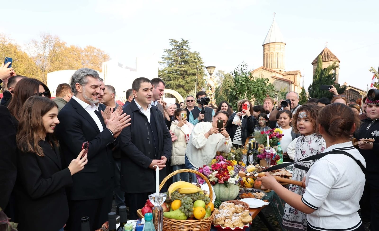მიხეილ ყაველაშვილი ყვარელში “ილიაობის” ტრადიციულ დღესასწაულზე შვილებთან ერთად იმყოფებოდა